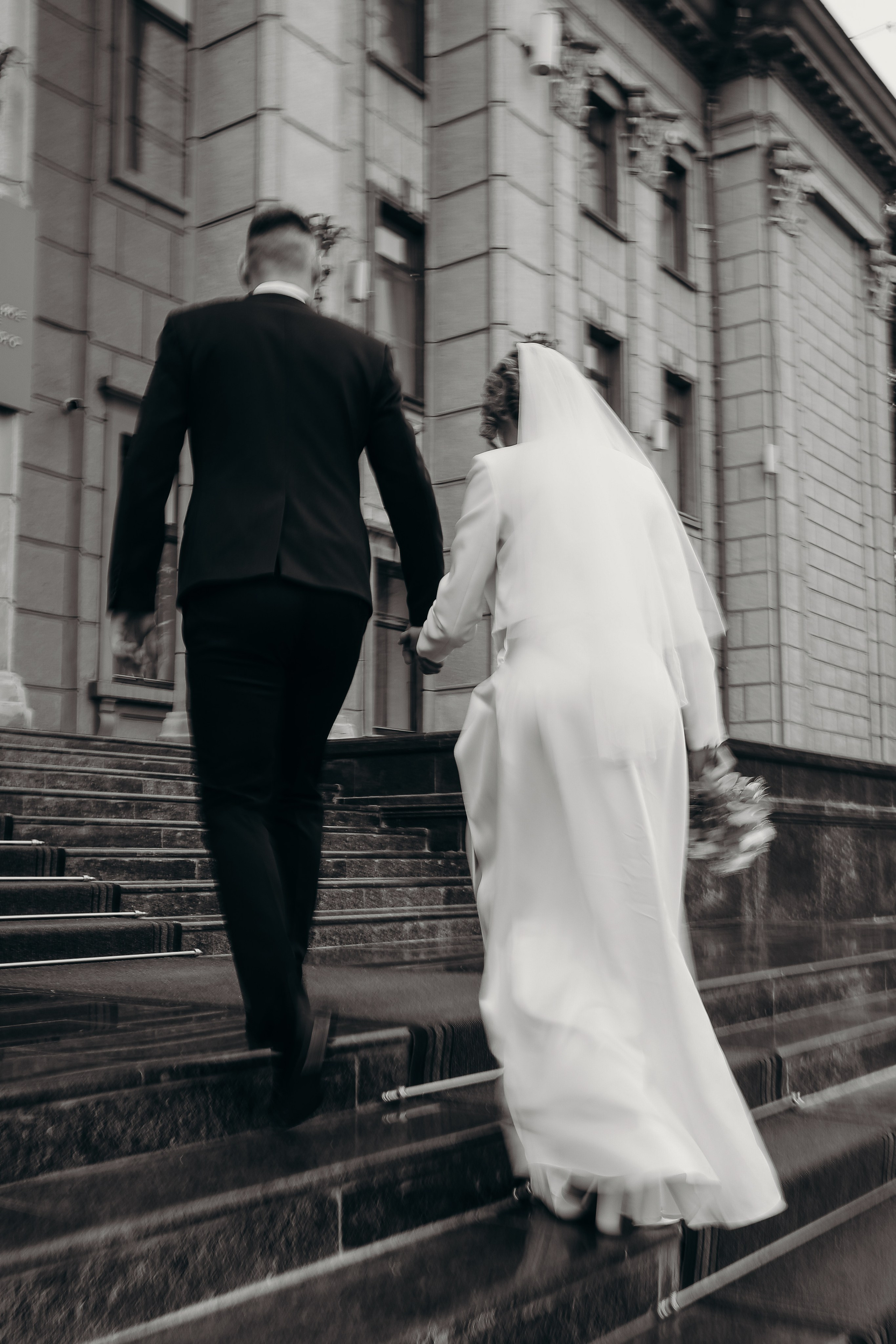 Свадебная прогулка в Екатерининском сквере 25.10.2024. Свадебный и семейный фотограф Виолетта Сидельникова. Краснодар, Россия, Беларусь, Европа