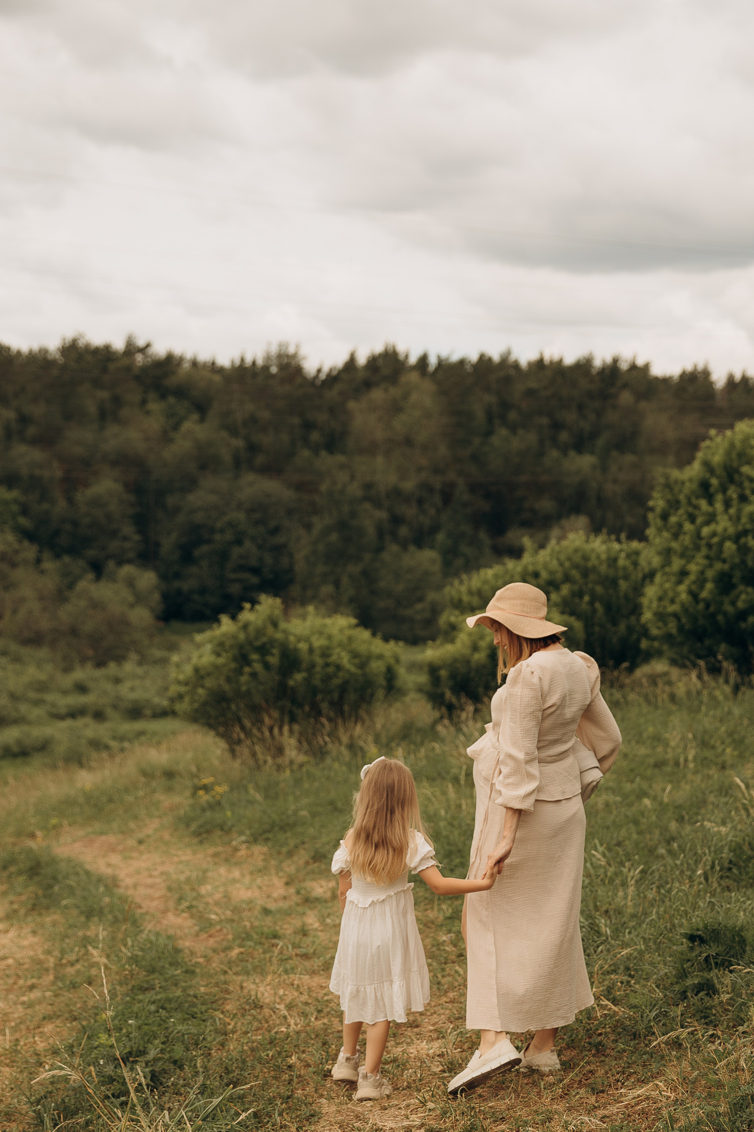 Мама и дочка на холмах. Детский и семейный фотограф в Москве Светлана Шабалина