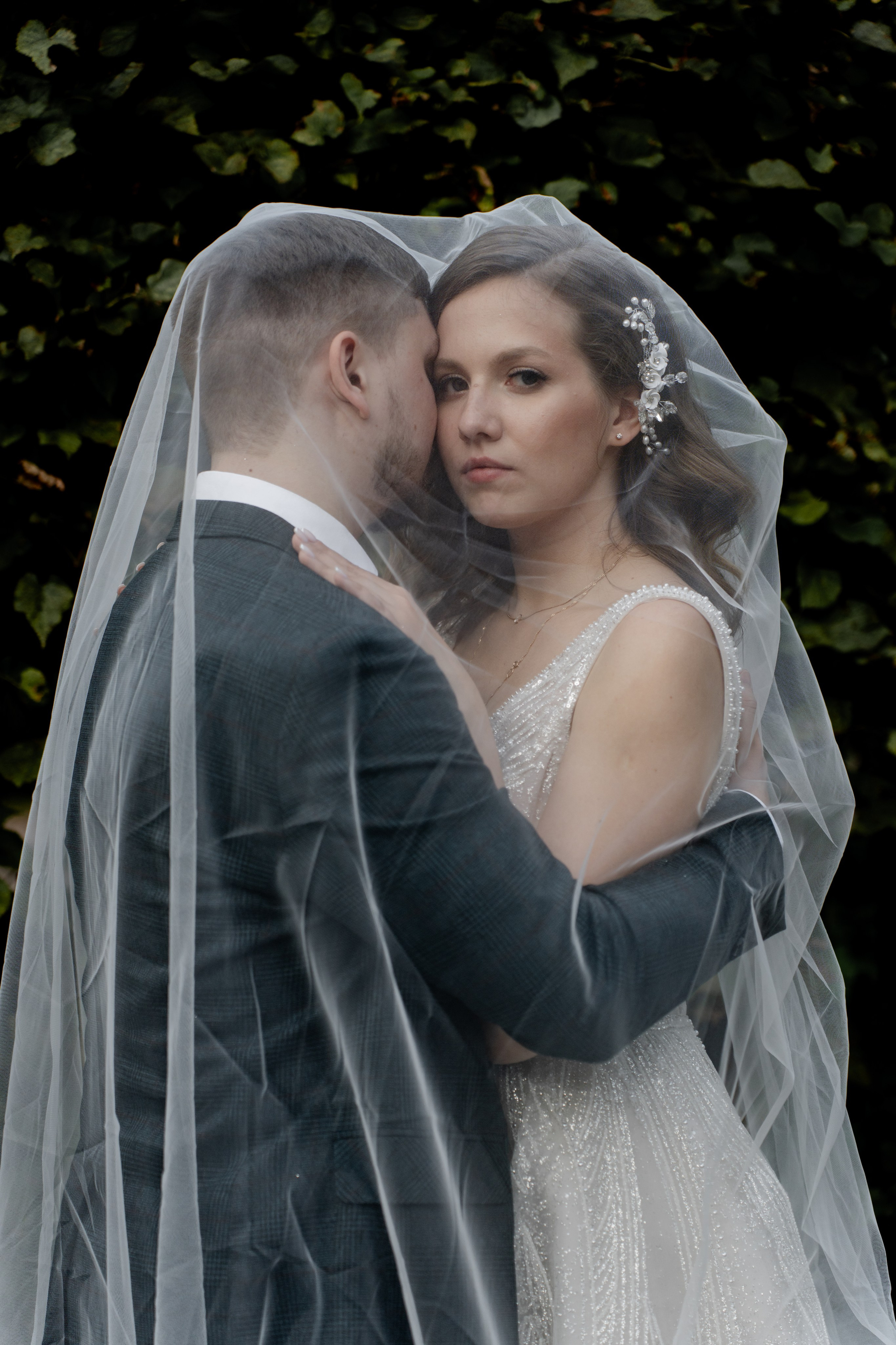 Невеста с женихом под фатой. Свадебная фотосессия Москва