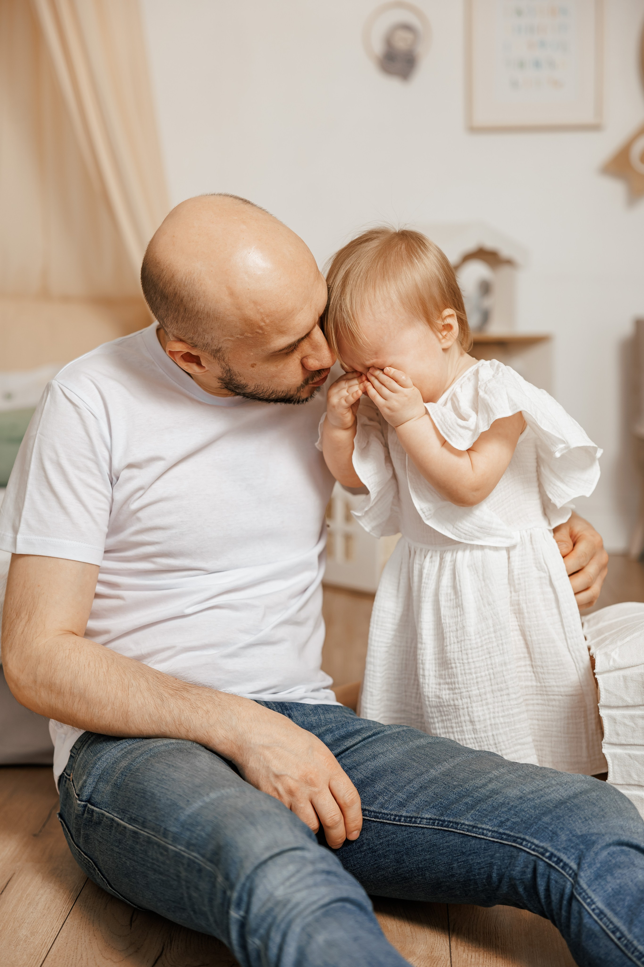 Семейная фотосессия для семьи с девочками близнецами на годик одежда в светлых тонах светлая бежевая студия в Москве теплые тона