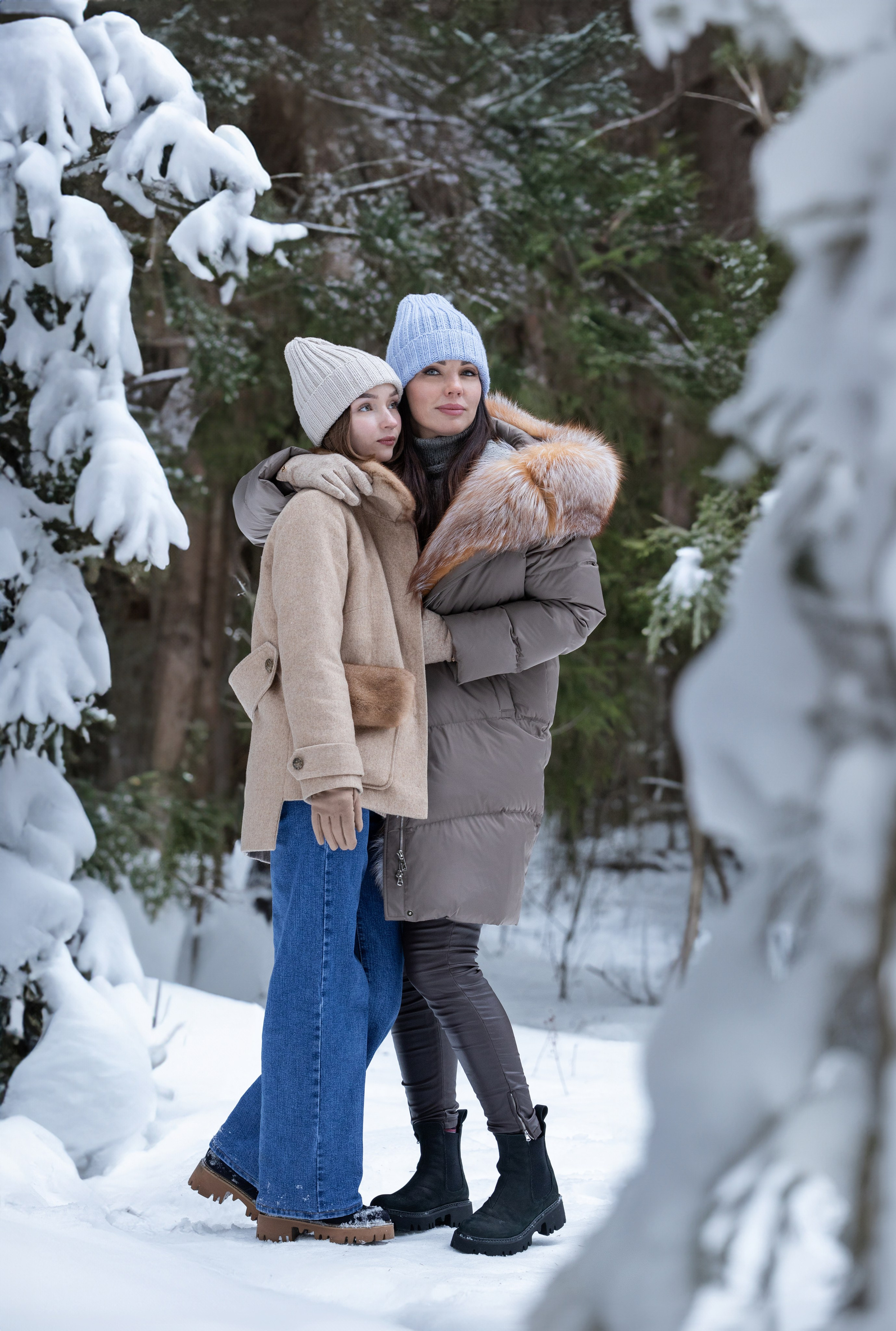 фотосессия зимой среди заснеженного леса подружки стоят 