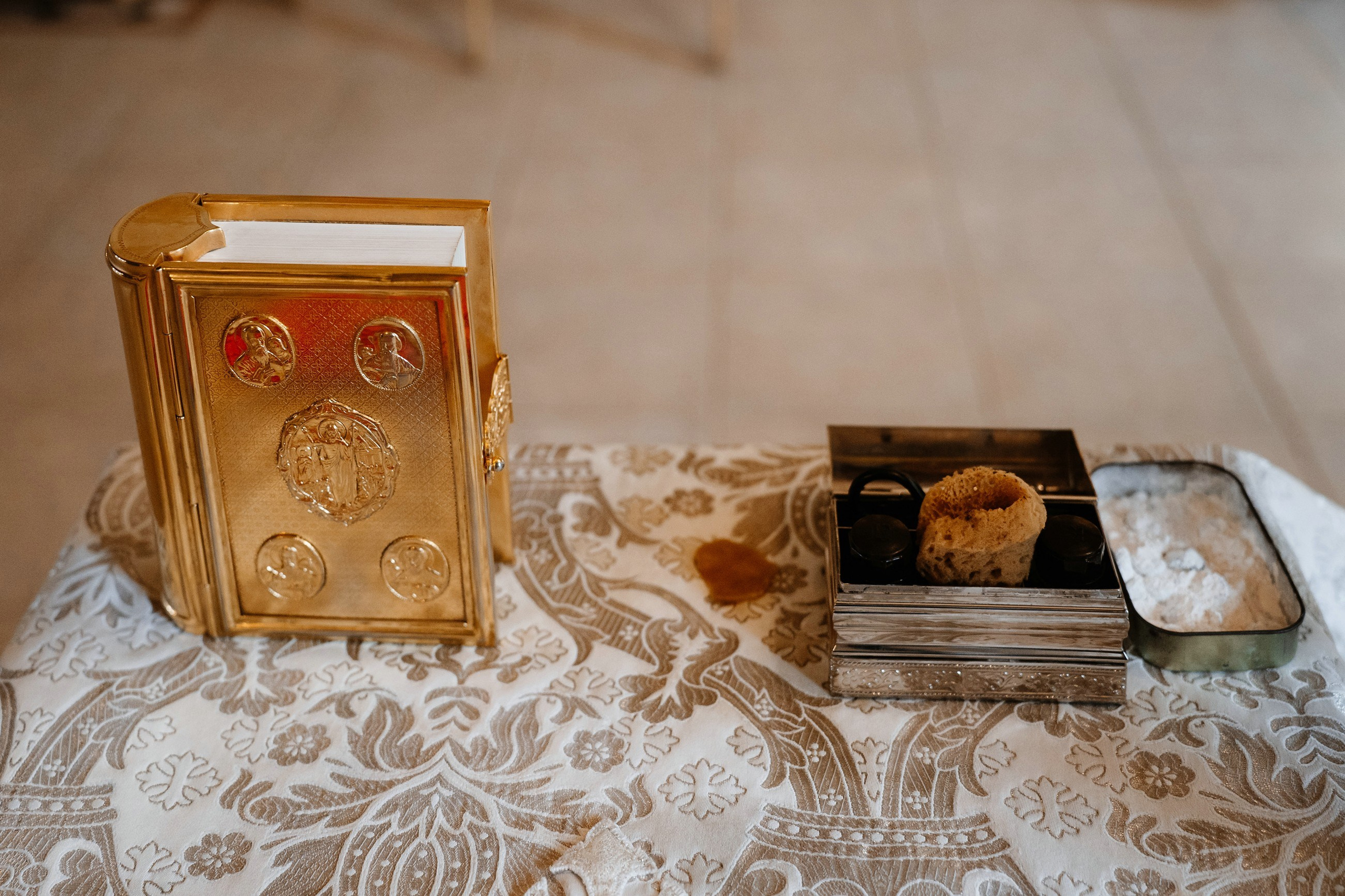 Что дарят на крестины крестные?