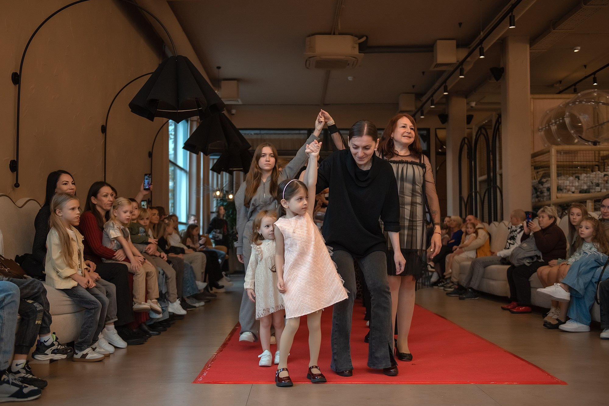 HAPPYkids дефиле в день мамы. Семейный и коммерческий фотограф в Сочи Александр Бодунов