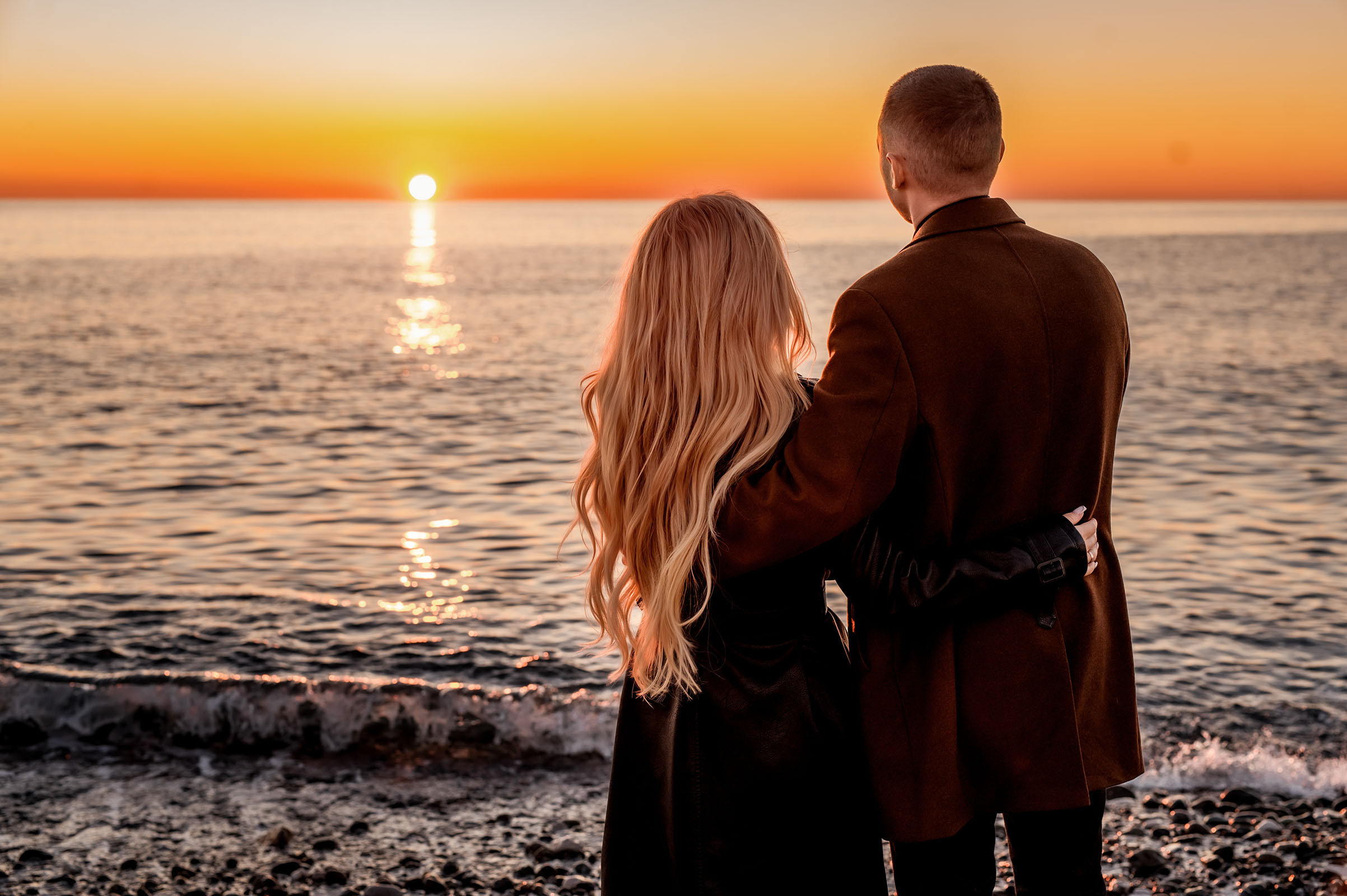 Он и она на фоне Чёрного моря в Сочи