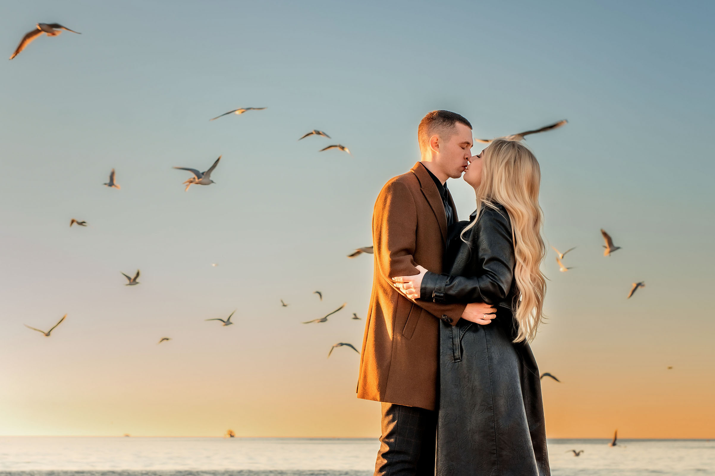 Влюбленные целуются на море