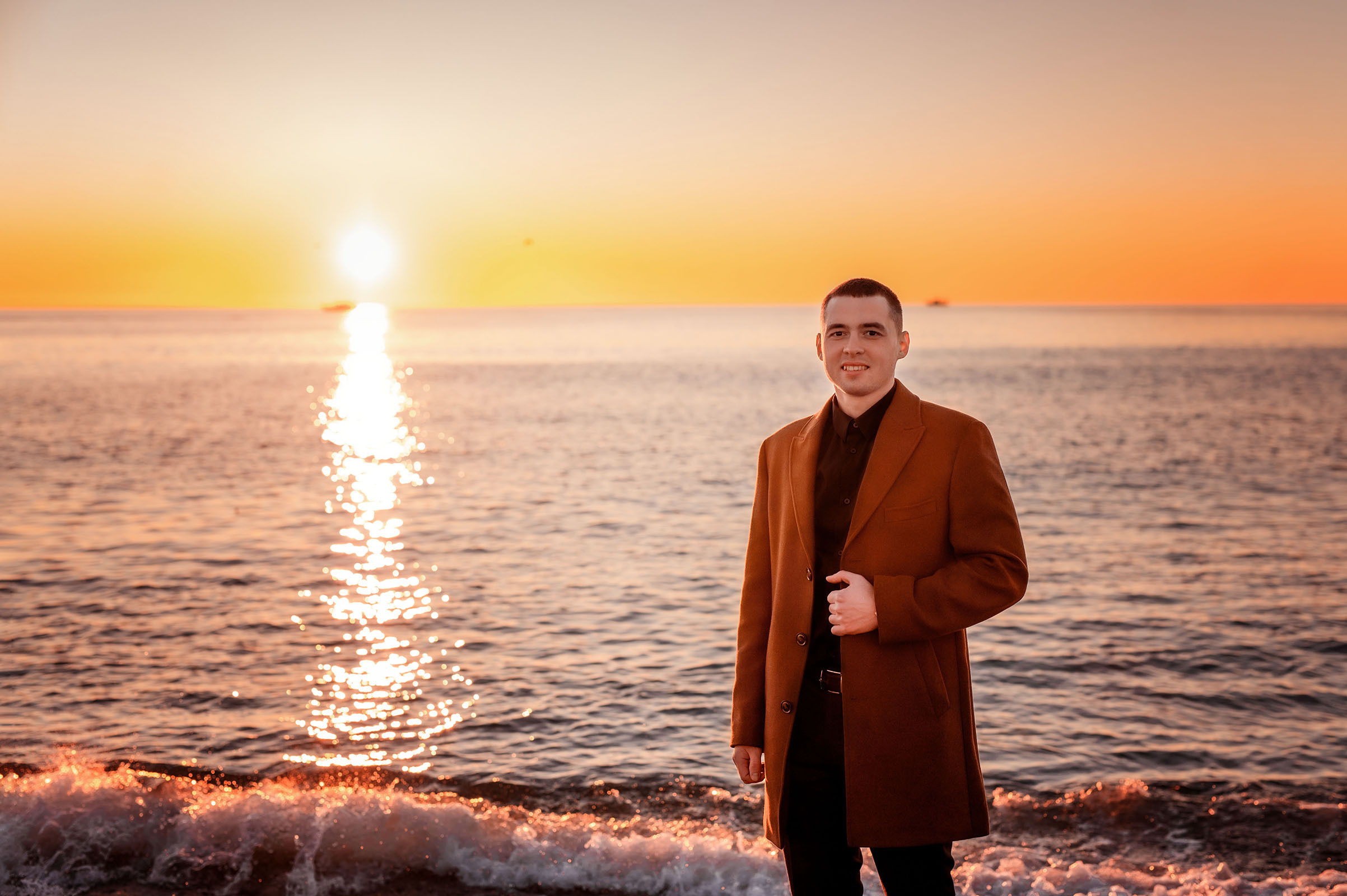 Парень на море в Сочи осенью