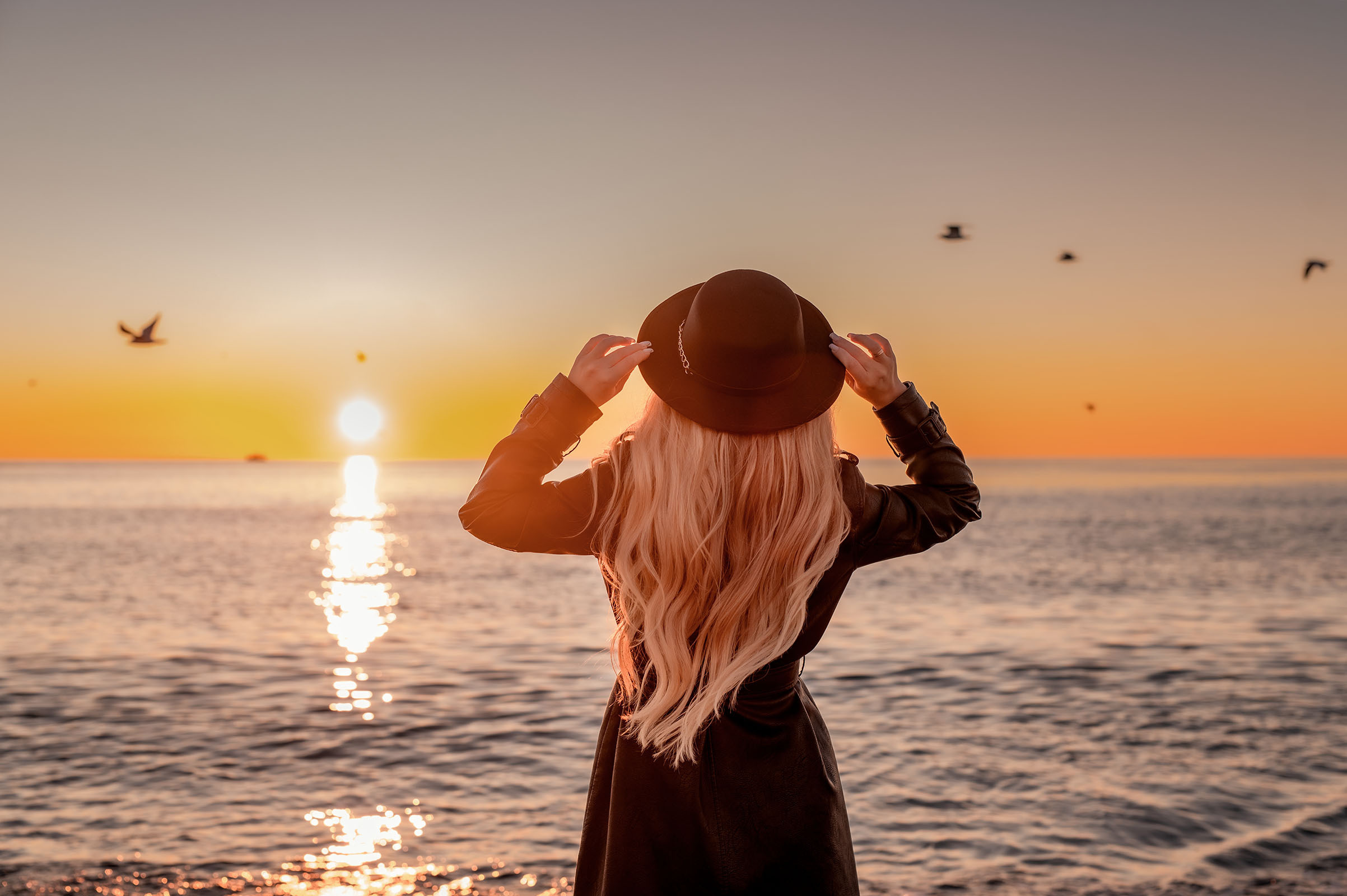 Море, чайки, она и закат