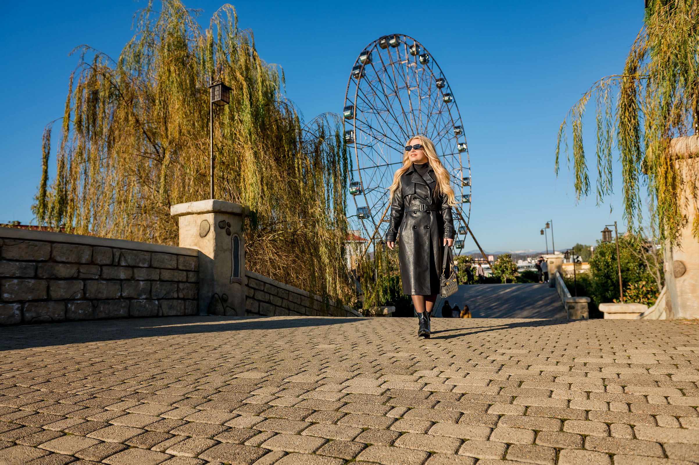 Фотосессия для девушки около колеса обозрения в Сочи