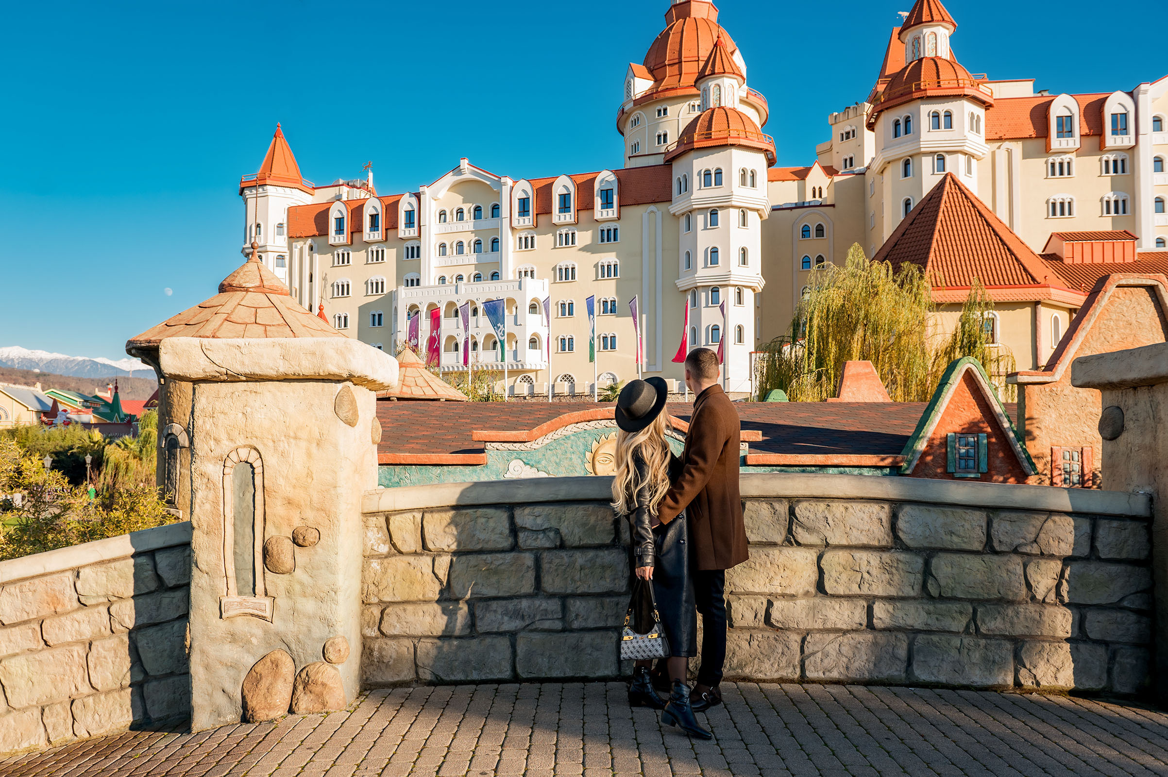 Пара у отеля Богатырь