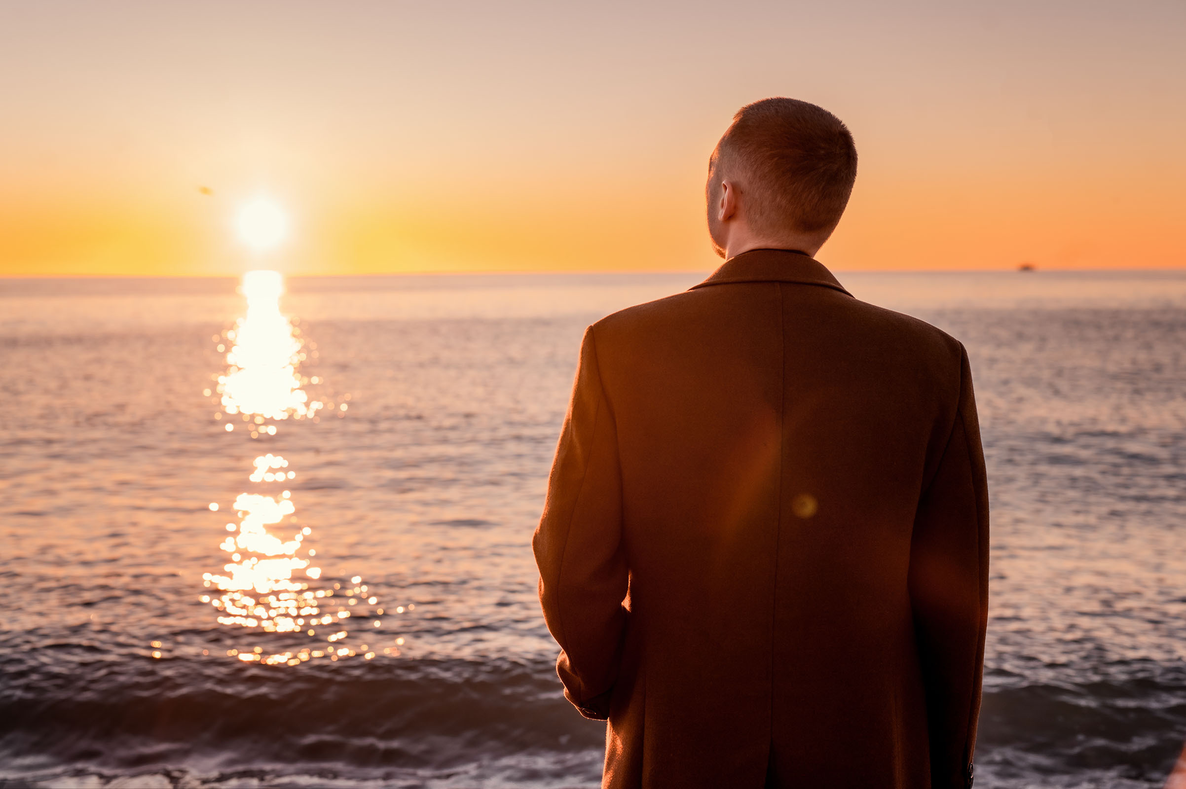 Он на фоне закатного солнышка