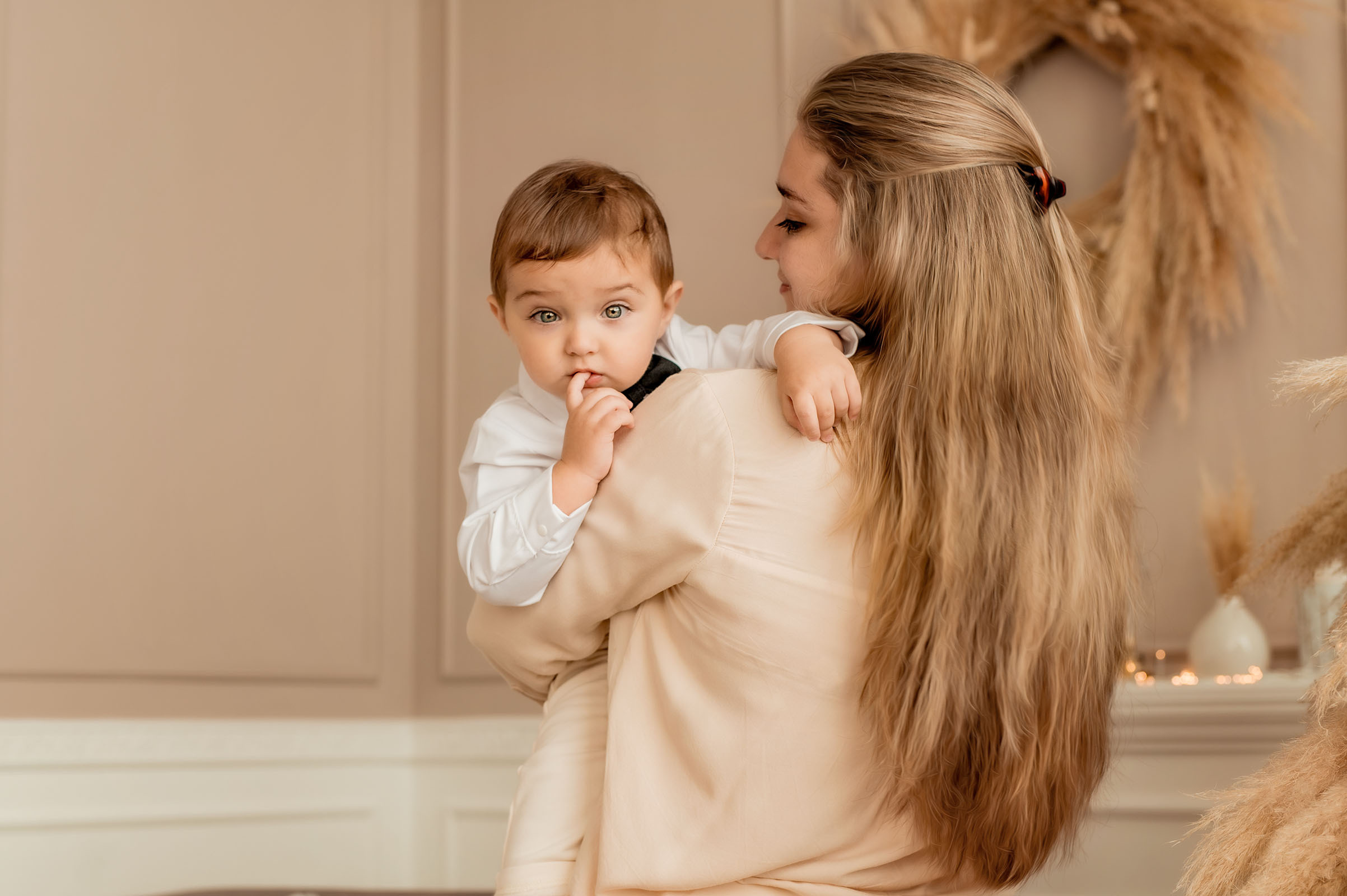 Мама и сын фотосессия в студии в городе Сочи.