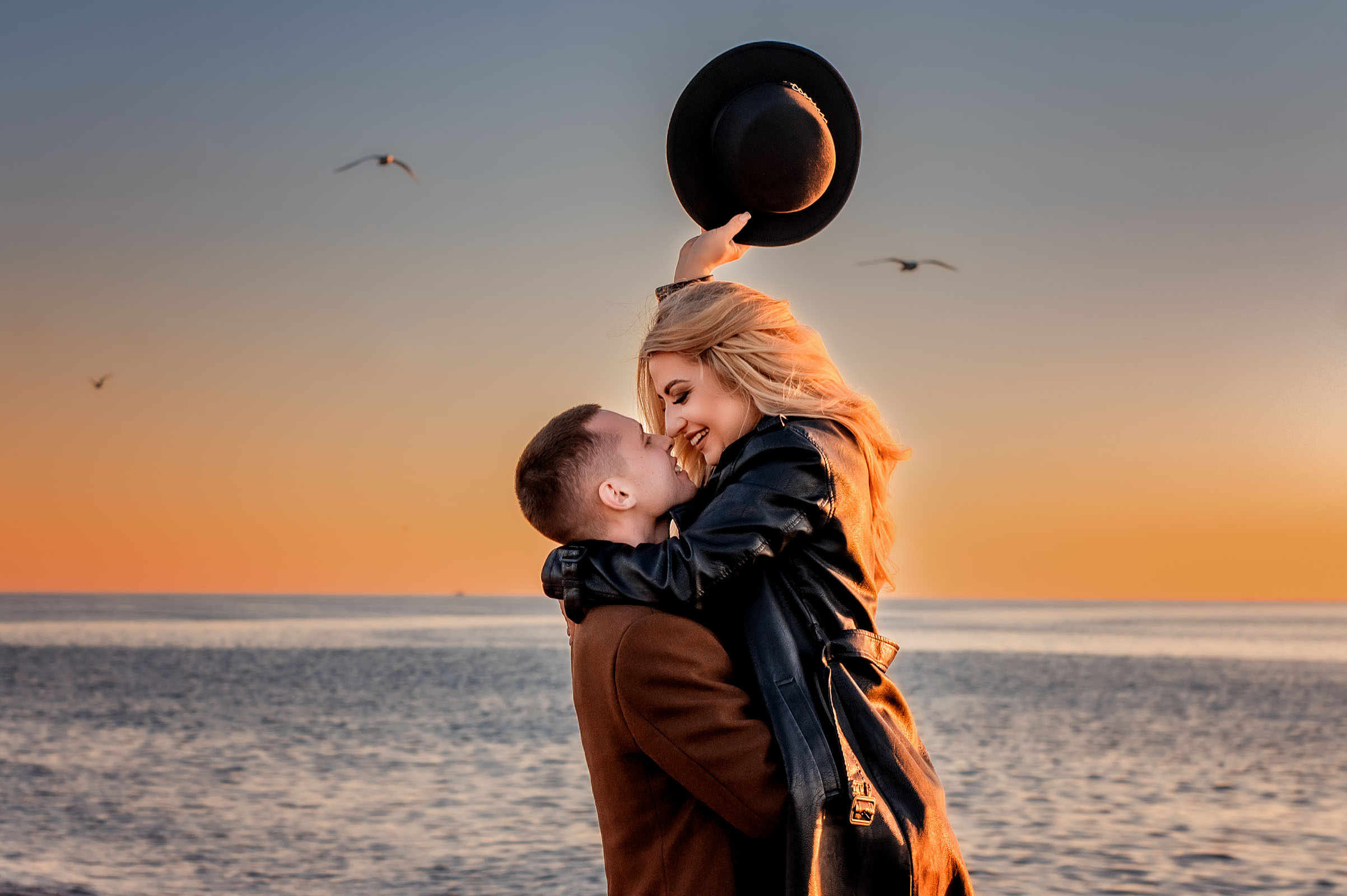 На закате на пляже осенью в Адлере