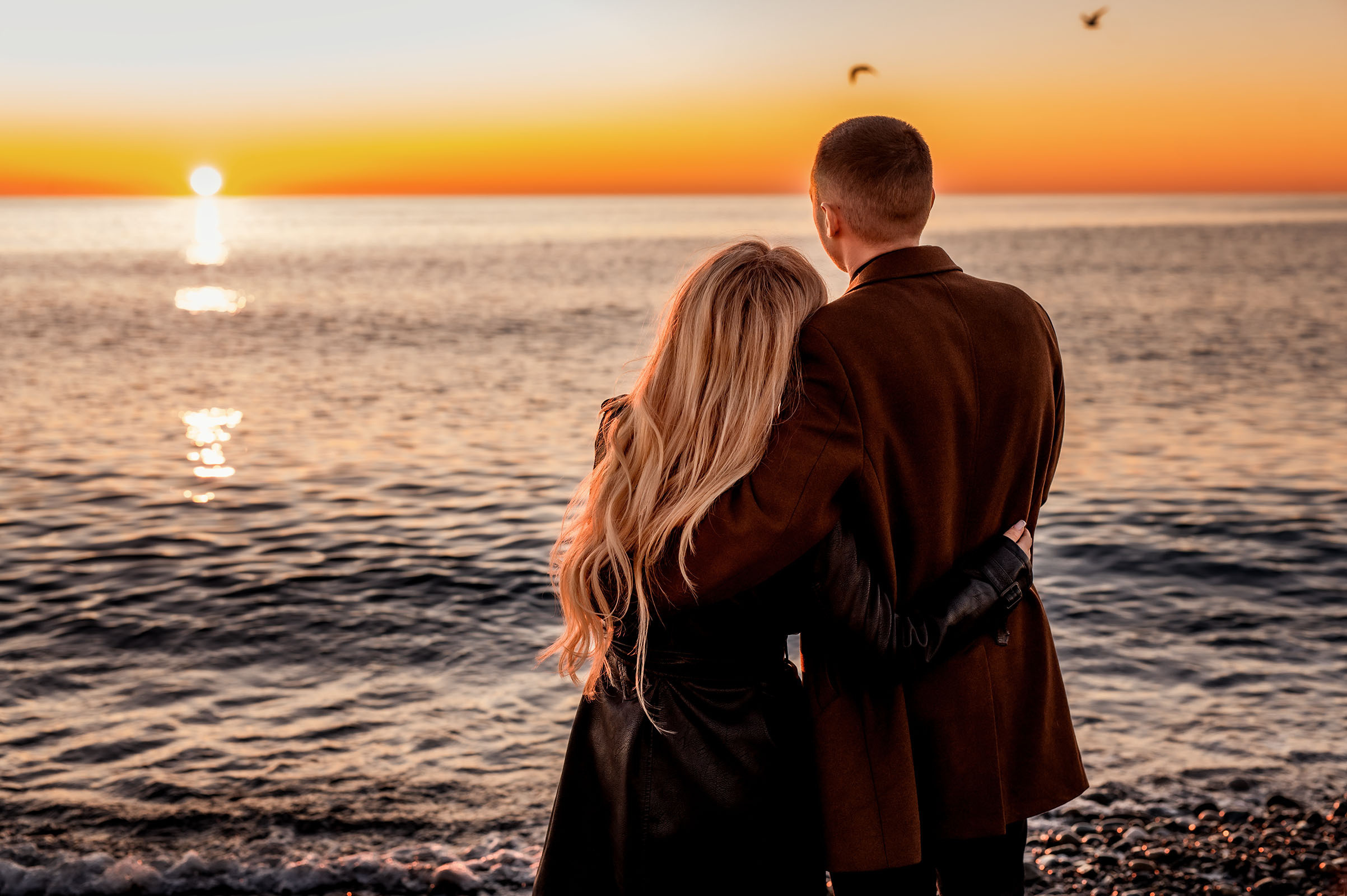 Любимые на фоне моря и заката в Сириусе