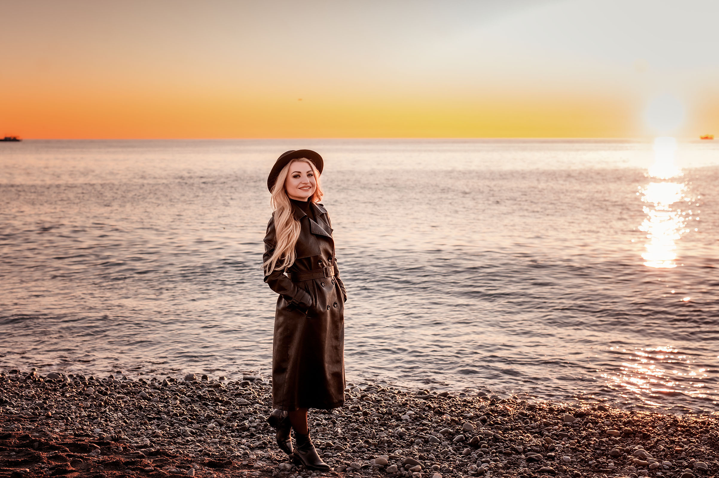 Девушка на фоне заката на Чёрном море в Сочи