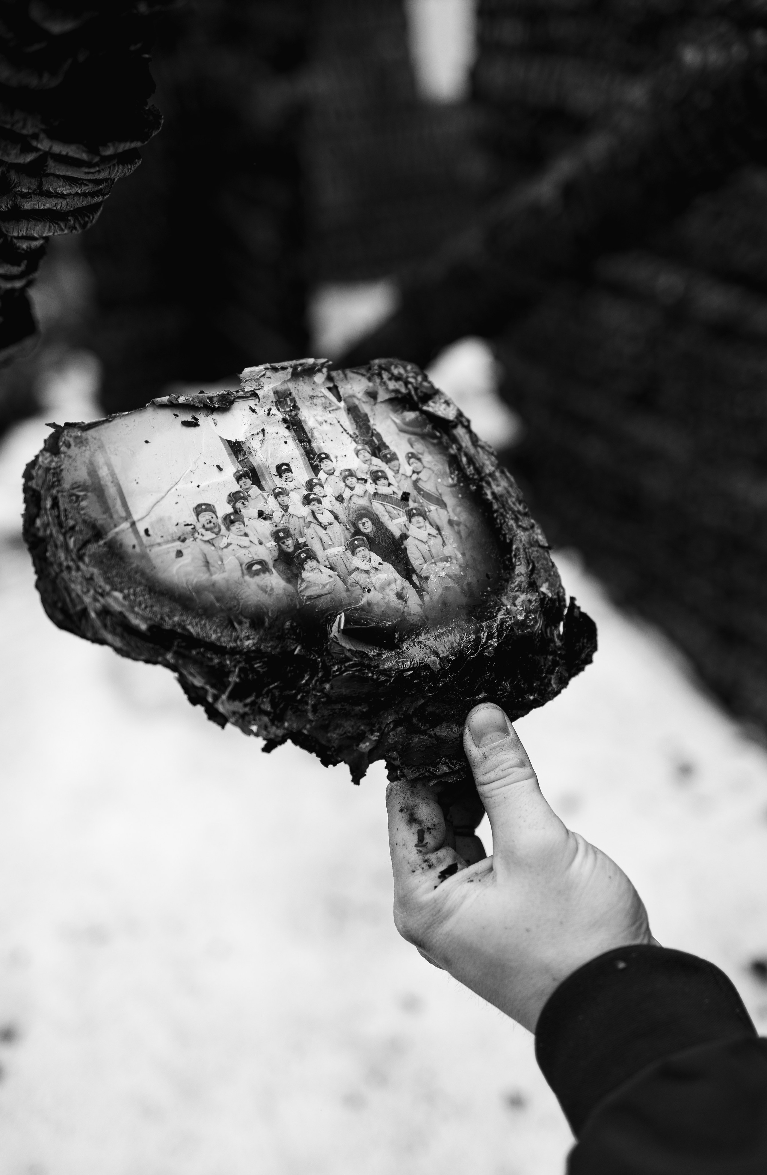 Илья за 1 час до сноса дома, который сгорел у нас в 2023. Семейный фотограф Надежда Каримова | Иркутск Байкал Аршан