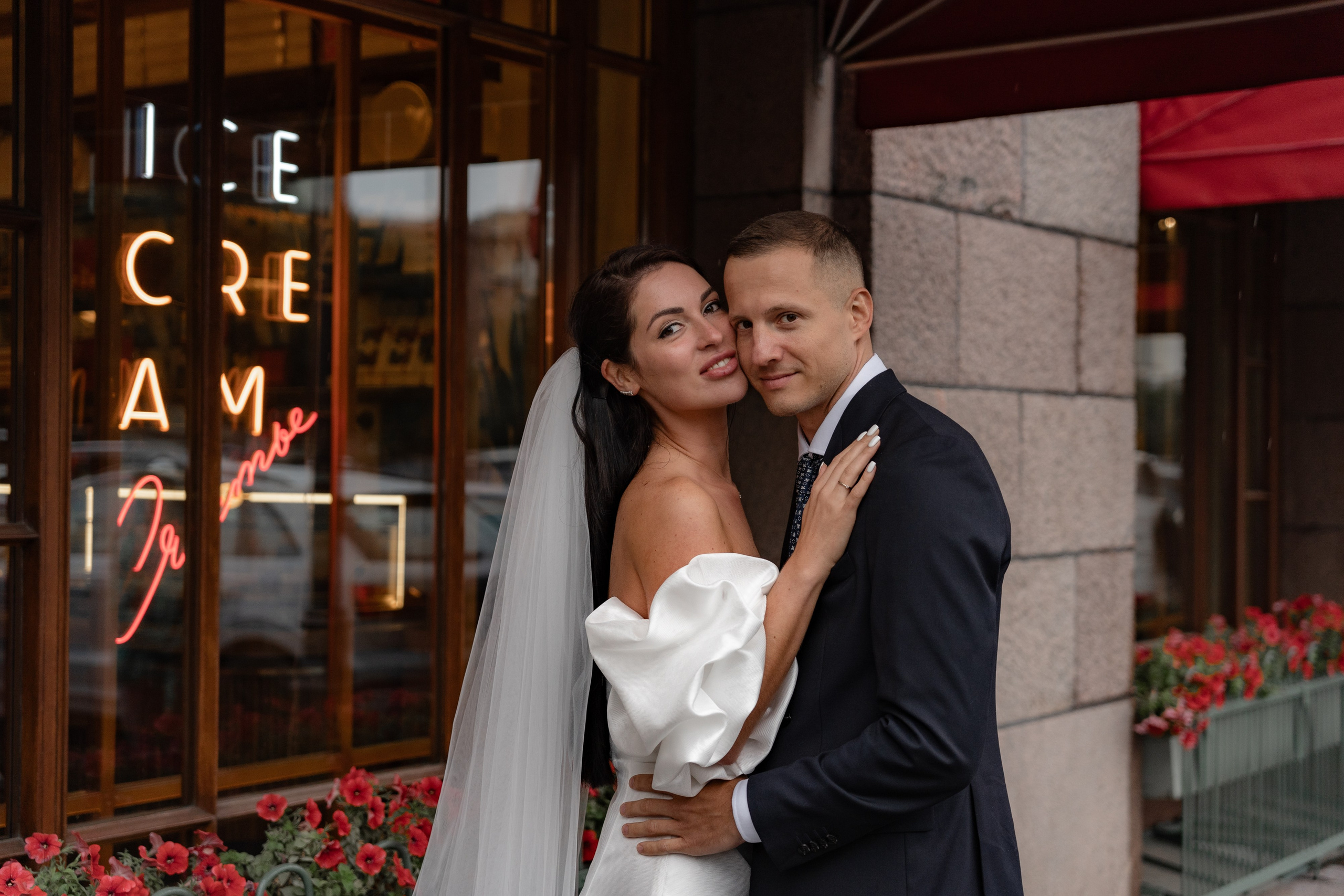 жених и невеста обнимаются у окон гостиницы Астория в Санкт-Петербурге на свадебной фотосессии. Свадебная фотосессия у Астории.