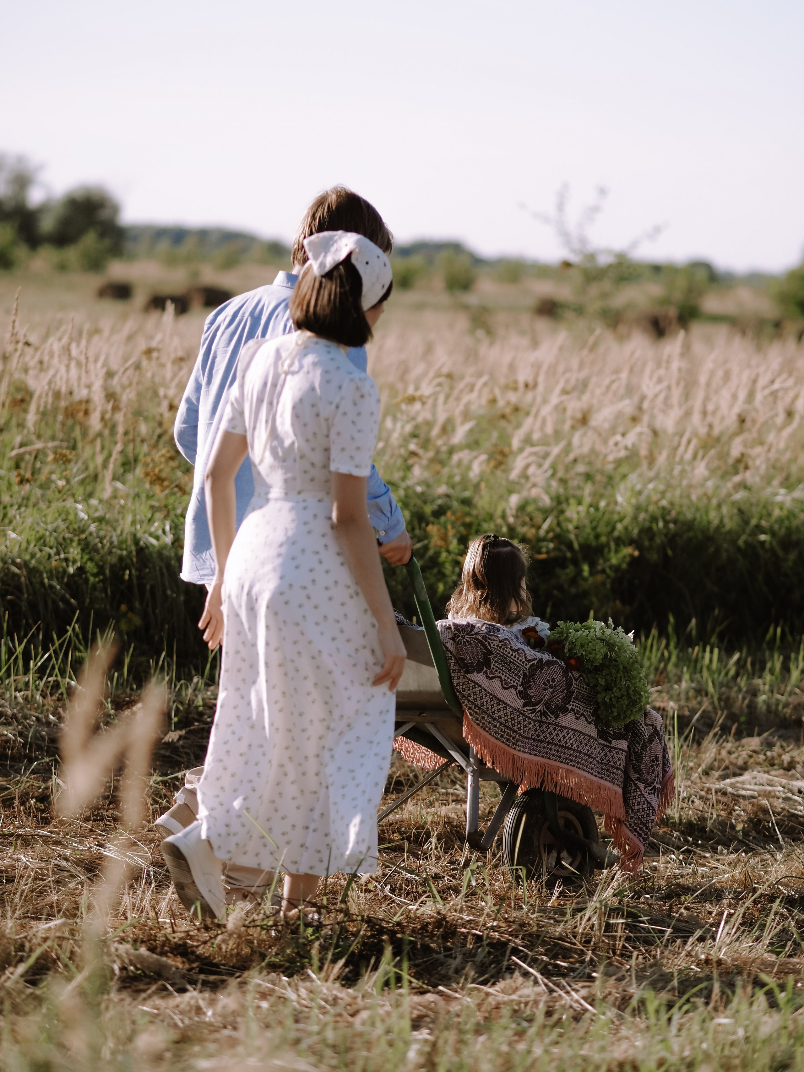 Гоняться по полю на тачке с мамой и папой. Обижаться. Смеяться. Фотограф Рязань. Семейный Свадебный фотограф