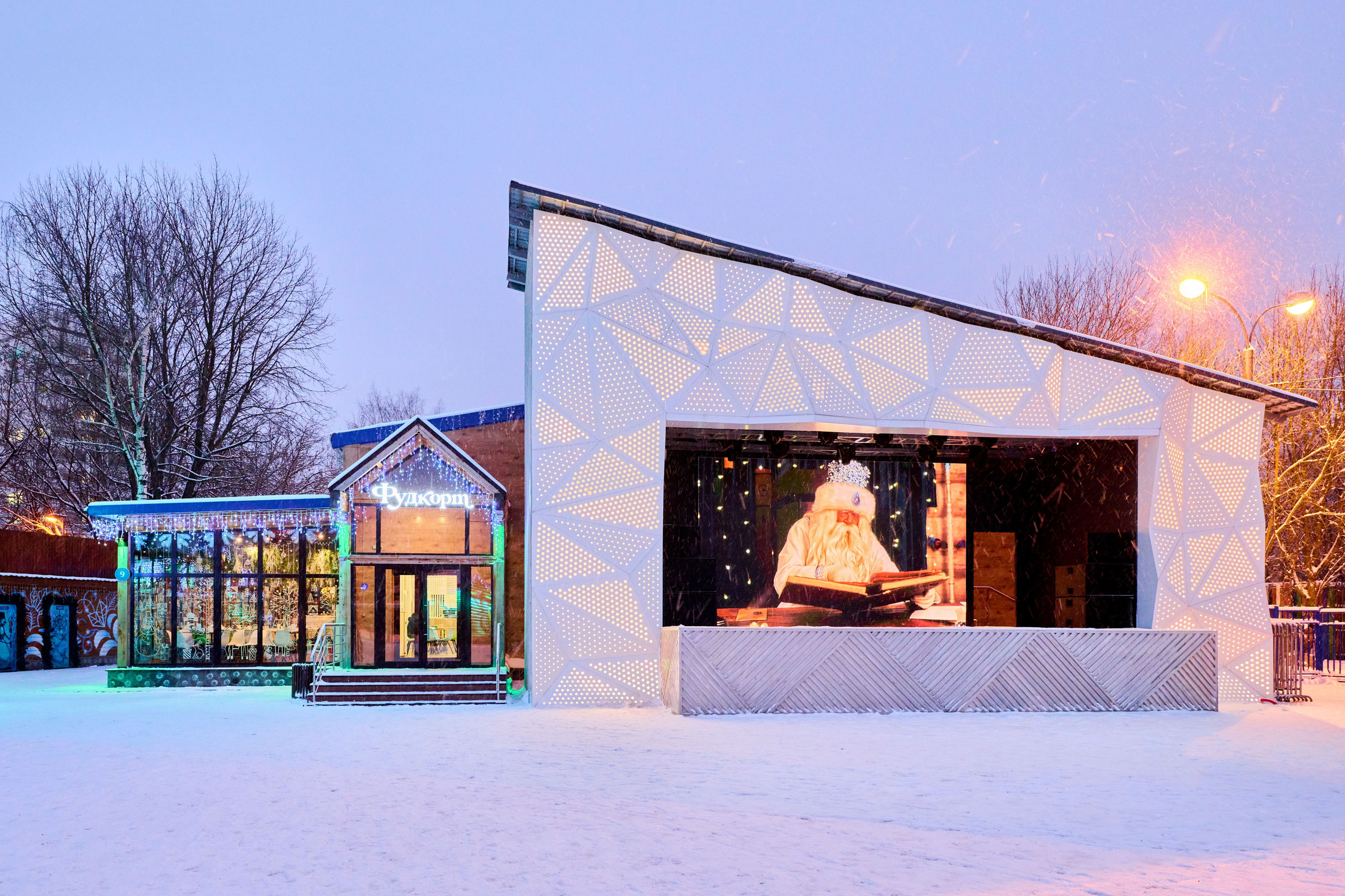 Терема Усадьбы Деда Мороза вечером. Никита Хохловский фото и видео продакшн