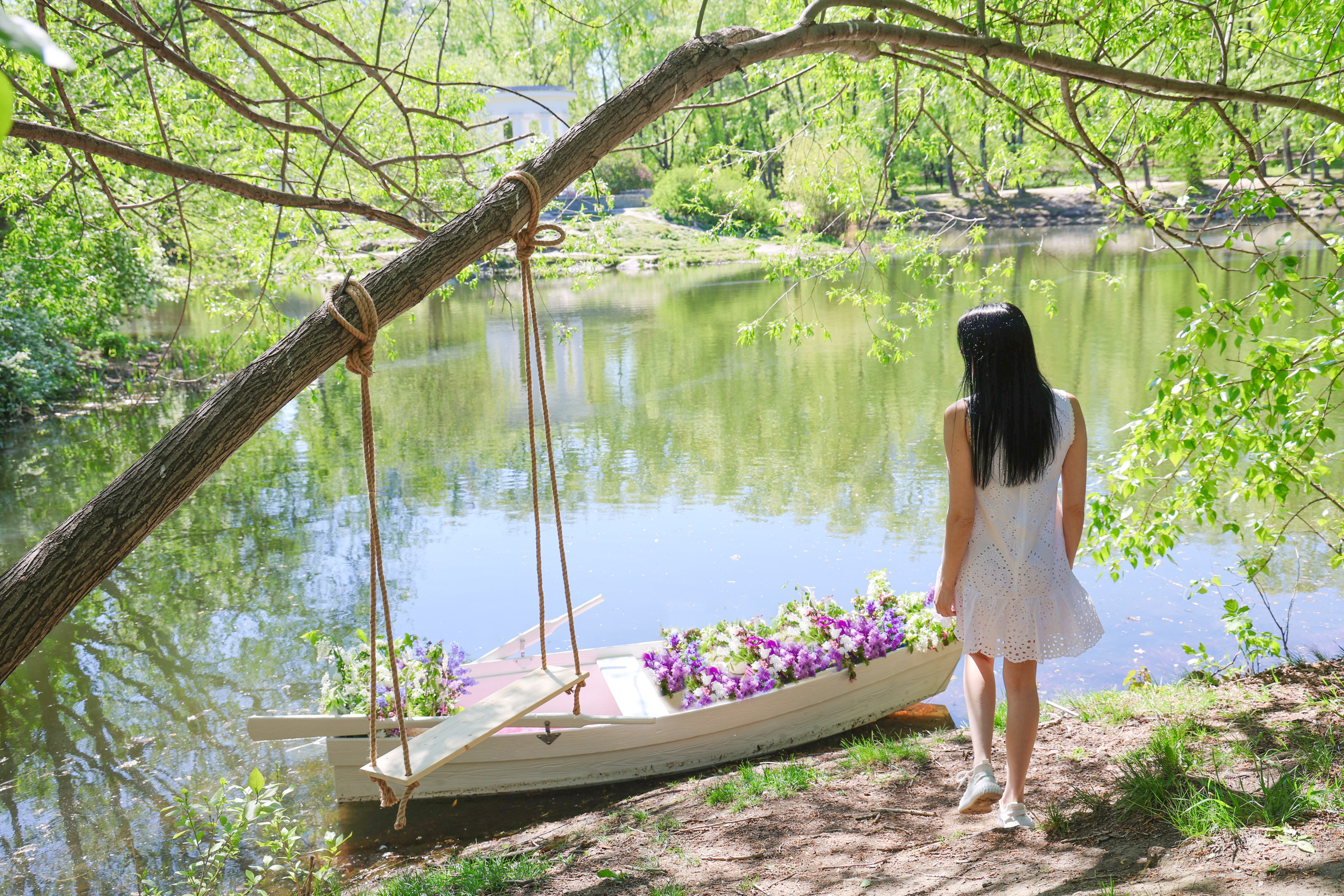 Фотосессия в лодке, лодка, озеро, платье, книга, шляпа, зонт, перчатки, весла, лето. Свадебный, семейный, женский и детский фотограф из Екатеринбурга