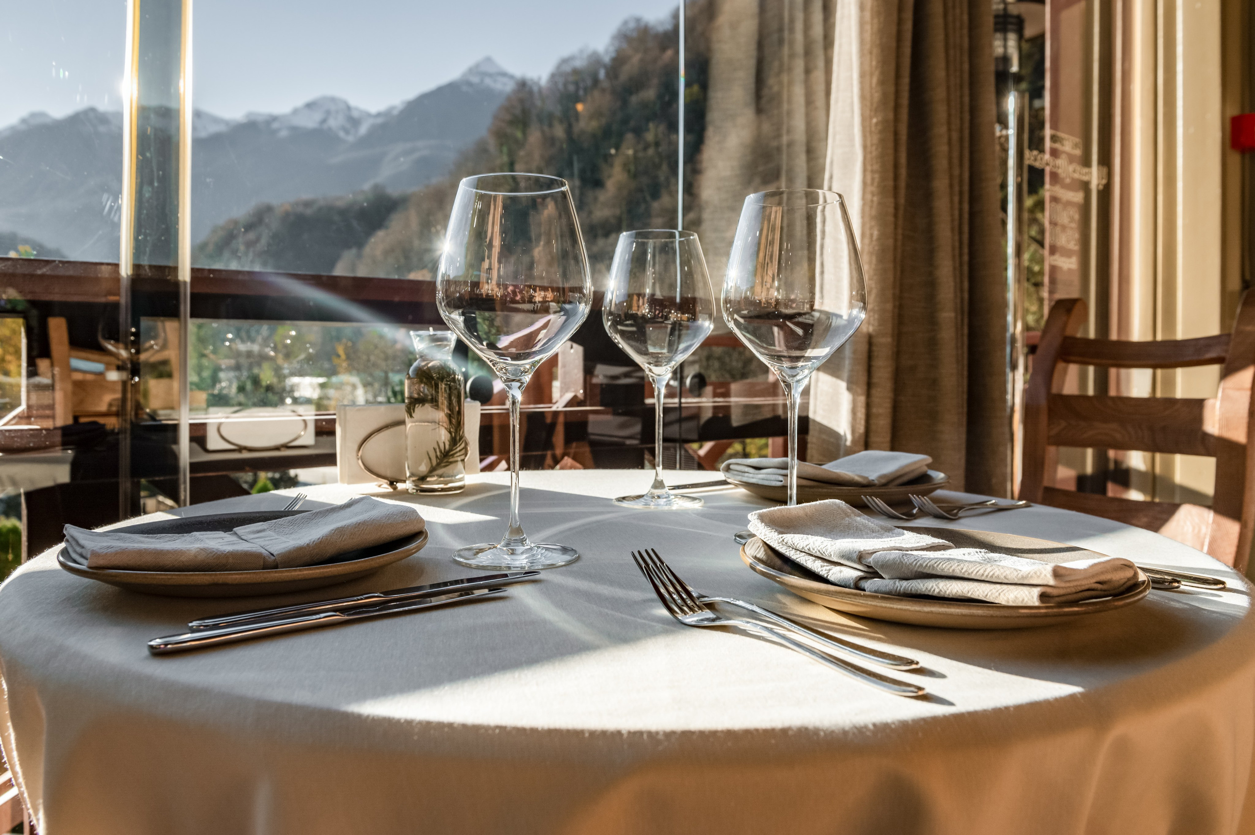 Ресторан «Черная Лисичка» на курорте Газпром Поляна. Репортажный фотограф в Красной Поляне и Сочи Павлюченко Екатерина