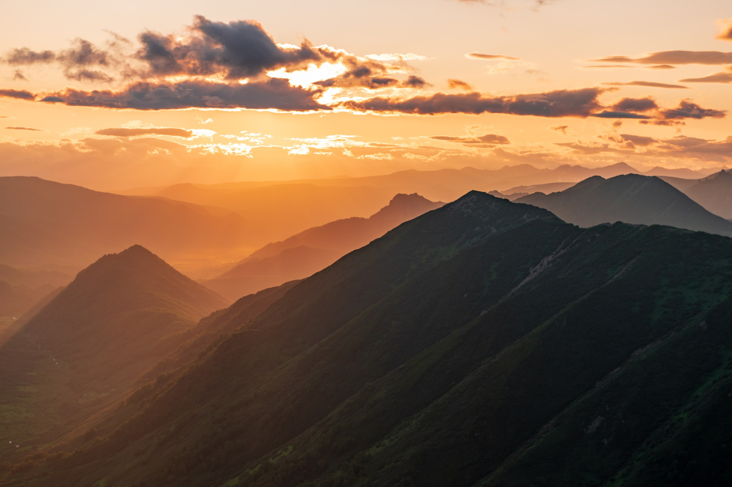  Камчатка горы пейзаж закатное солнце над вулканами