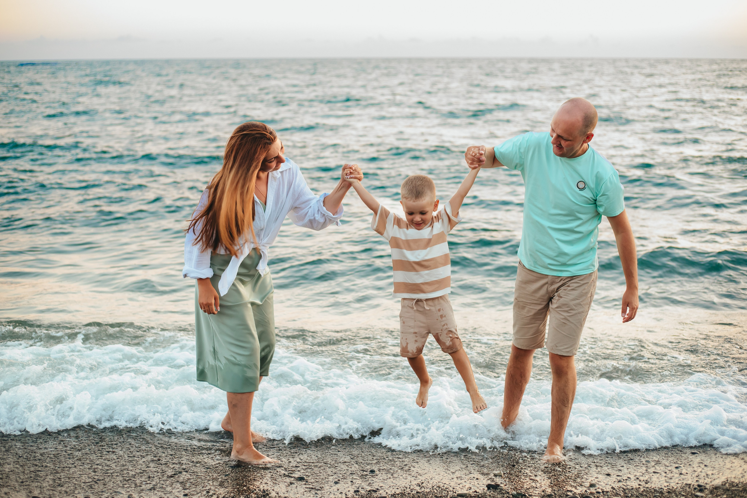 На берегу моря. Семейный и свадебный фотограф Сочи Адлер Сириус Красная поляна