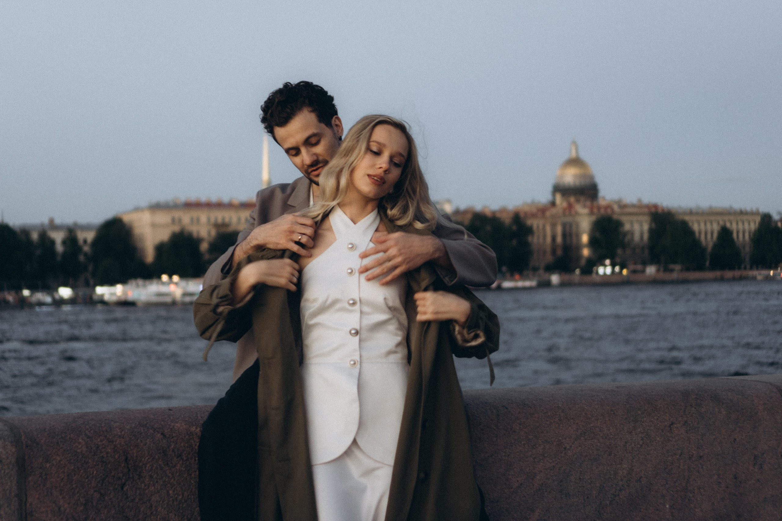 СВАДЕБНАЯ СЬЕМКА ПАРЫ НА РАССВЕТЕ В БЕЛЫЕ НОЧИ И ПРОГУЛКА С РАЗВОДНЫМИ МОСТАМИ И ПИКНИК ВОЗЛЕ ИСАКИЕВСКОГО СОБОРА. Профессиональный фотограф, Санкт-Петербург — Виктория Богомолова