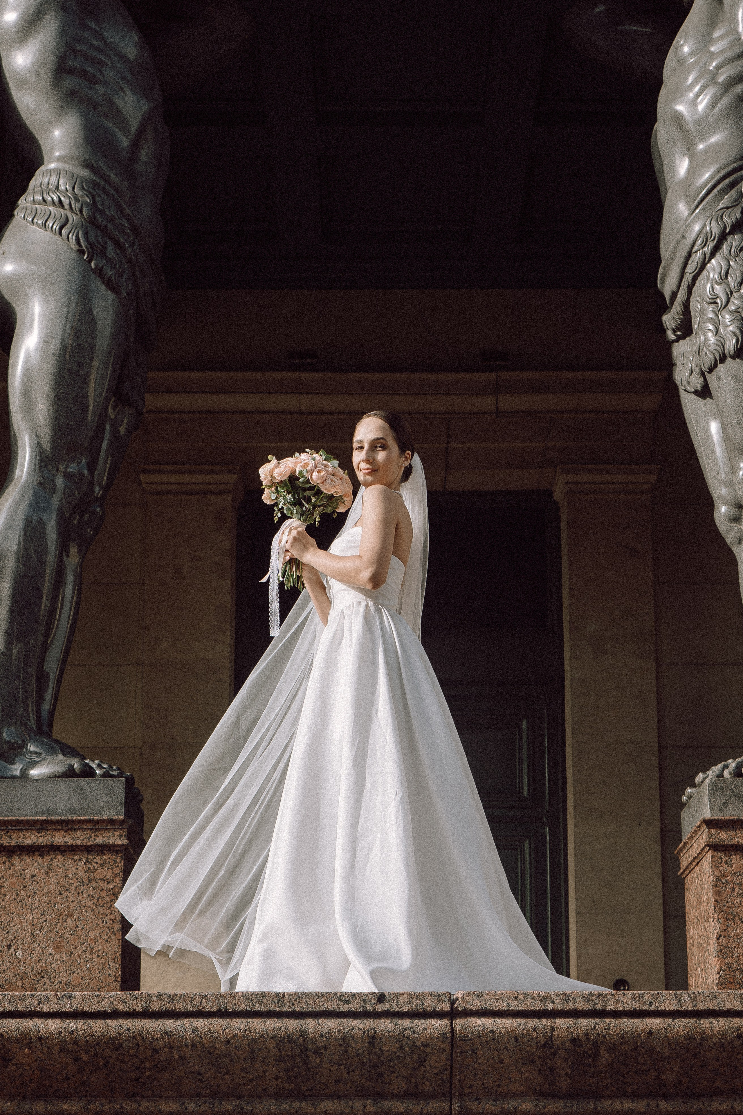 СВАДЕБНАЯ ПРОГУЛКА В САНТК-ПЕТЕРБУРГЕ (ИСАКИЕВСКИЙ СОБОР, ЗИМНЯЯ КАНАВКА, ЭРМИТАЖ И БОЛЬШАЯ МОРСКАЯ УЛИЦА). Профессиональный фотограф, Санкт-Петербург — Виктория Богомолова