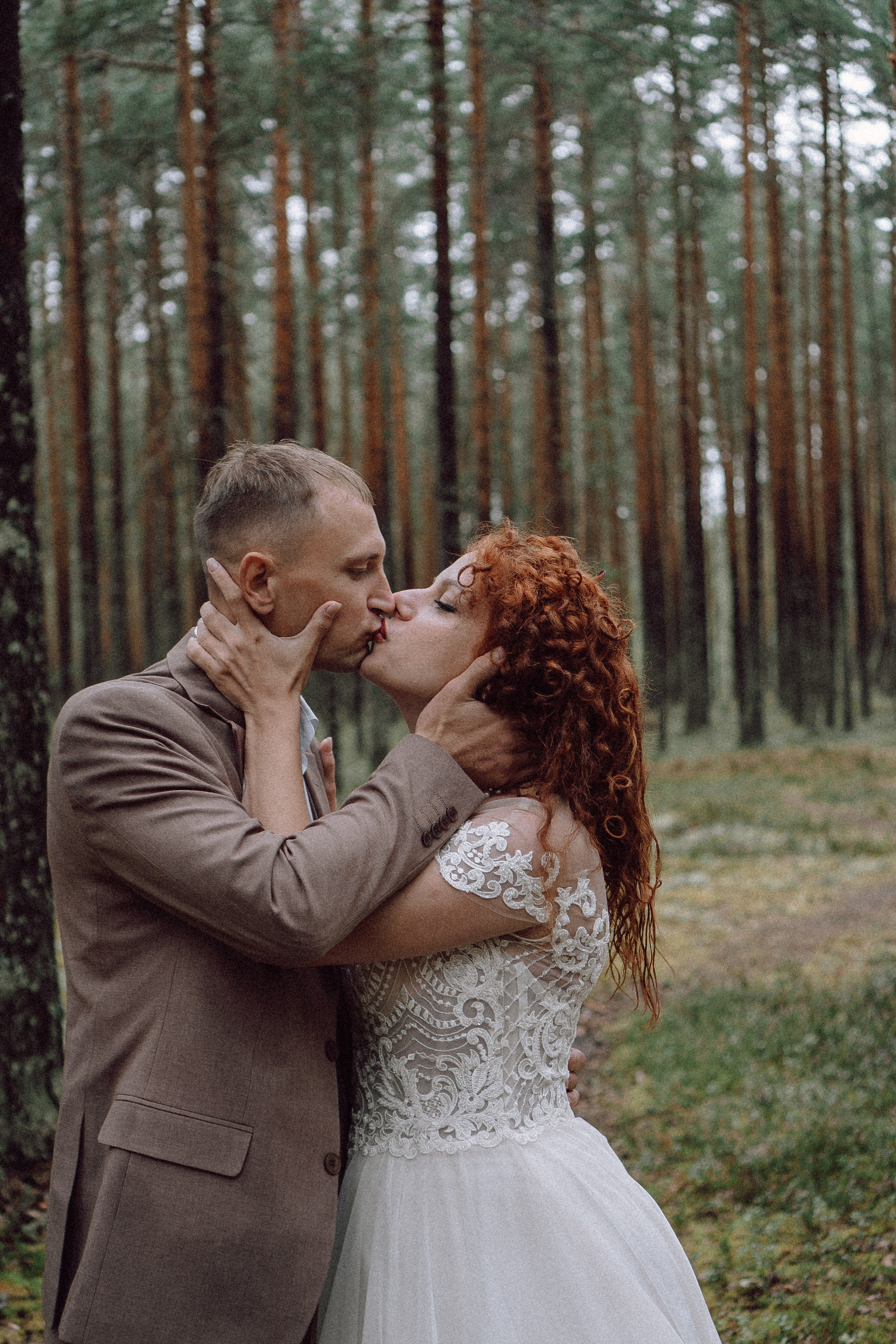 СВАДЕБНАЯ ФОТОСЕССИИЯ ПАРЫ В ГОРОДЕ ПРИОЗЕРСК В СОСНОВОМ ЛЕСУ И С ПИКАПОМ. Профессиональный фотограф, Санкт-Петербург — Виктория Богомолова