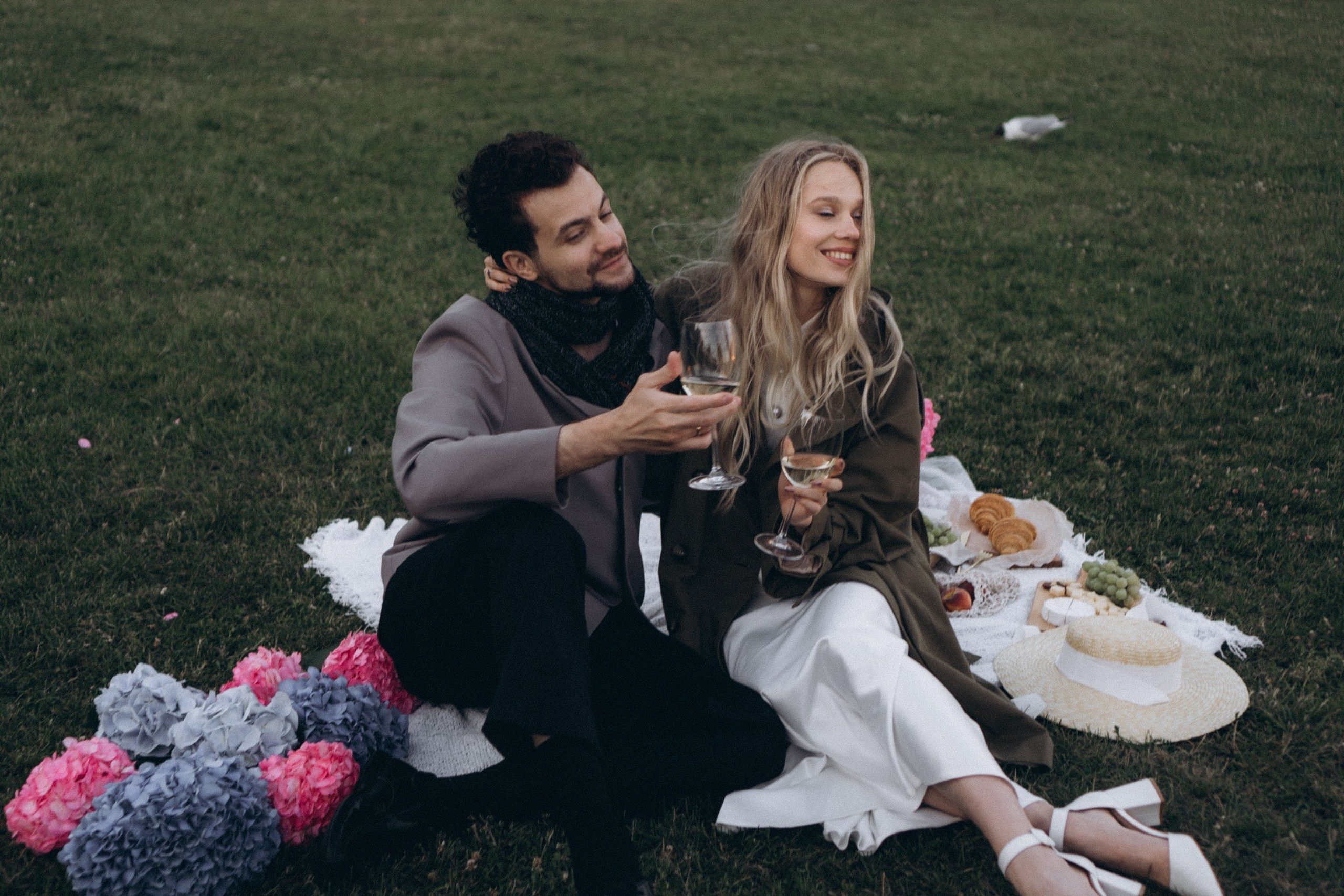 СВАДЕБНАЯ СЬЕМКА ПАРЫ НА РАССВЕТЕ В БЕЛЫЕ НОЧИ И ПРОГУЛКА С РАЗВОДНЫМИ МОСТАМИ И ПИКНИК ВОЗЛЕ ИСАКИЕВСКОГО СОБОРА. Профессиональный фотограф, Санкт-Петербург — Виктория Богомолова