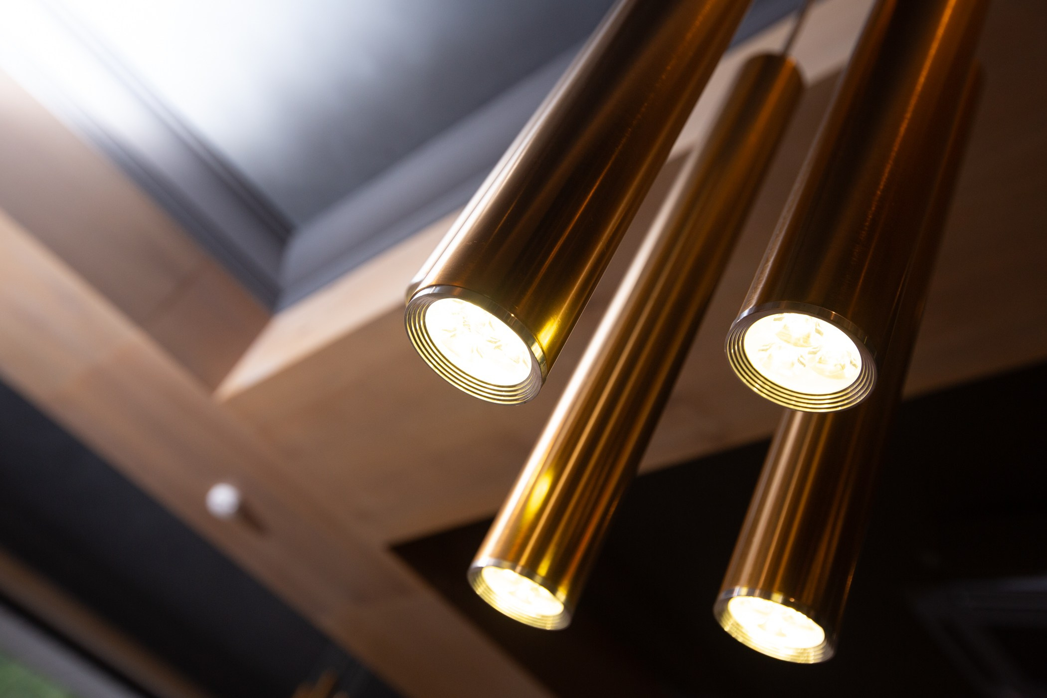 свадебная фотосессия интерьера ресторана красивая люстра локального света 