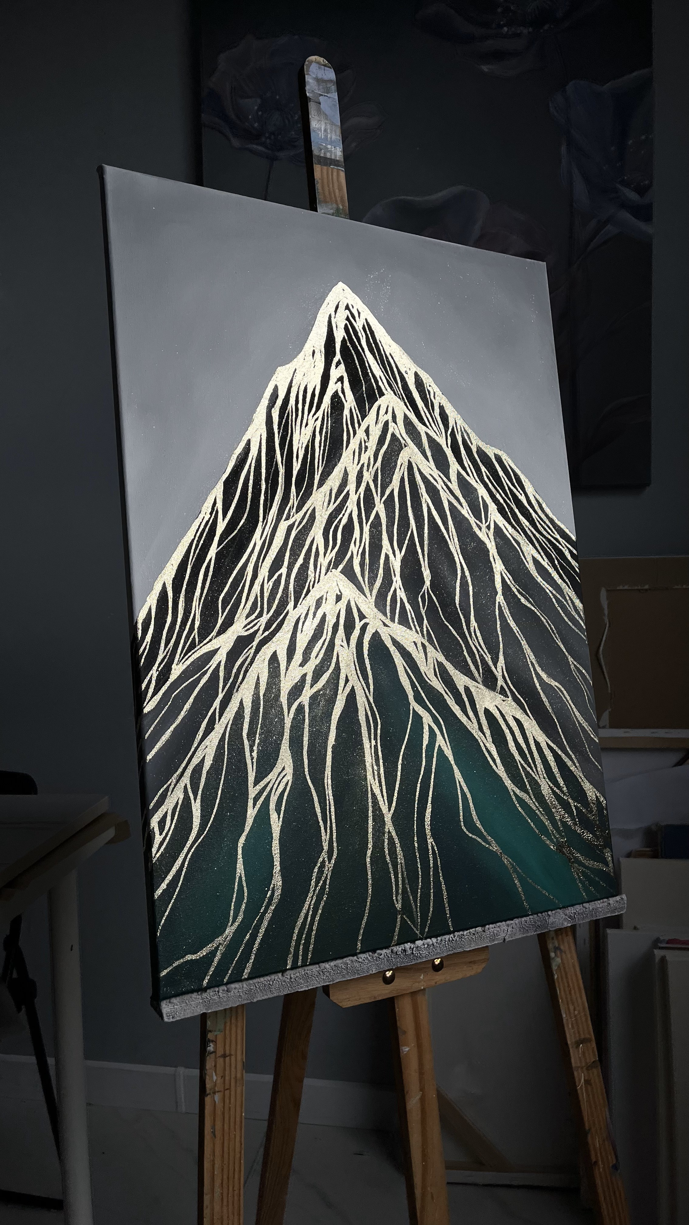 Картина «Золотые горы». 50х70см. Акрил, золотая поталь. На картине изображены горы, с золотыми линиями, которые так красиво переливаются и подчеркивают их силуэт. 22.000₽