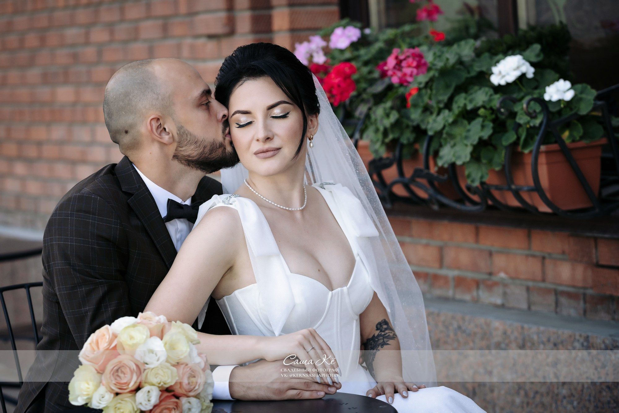 Свадебная съемка в уличном стиле в центре Новосибирска. Забронируйте дату, чтобы сохранить яркие моменты.