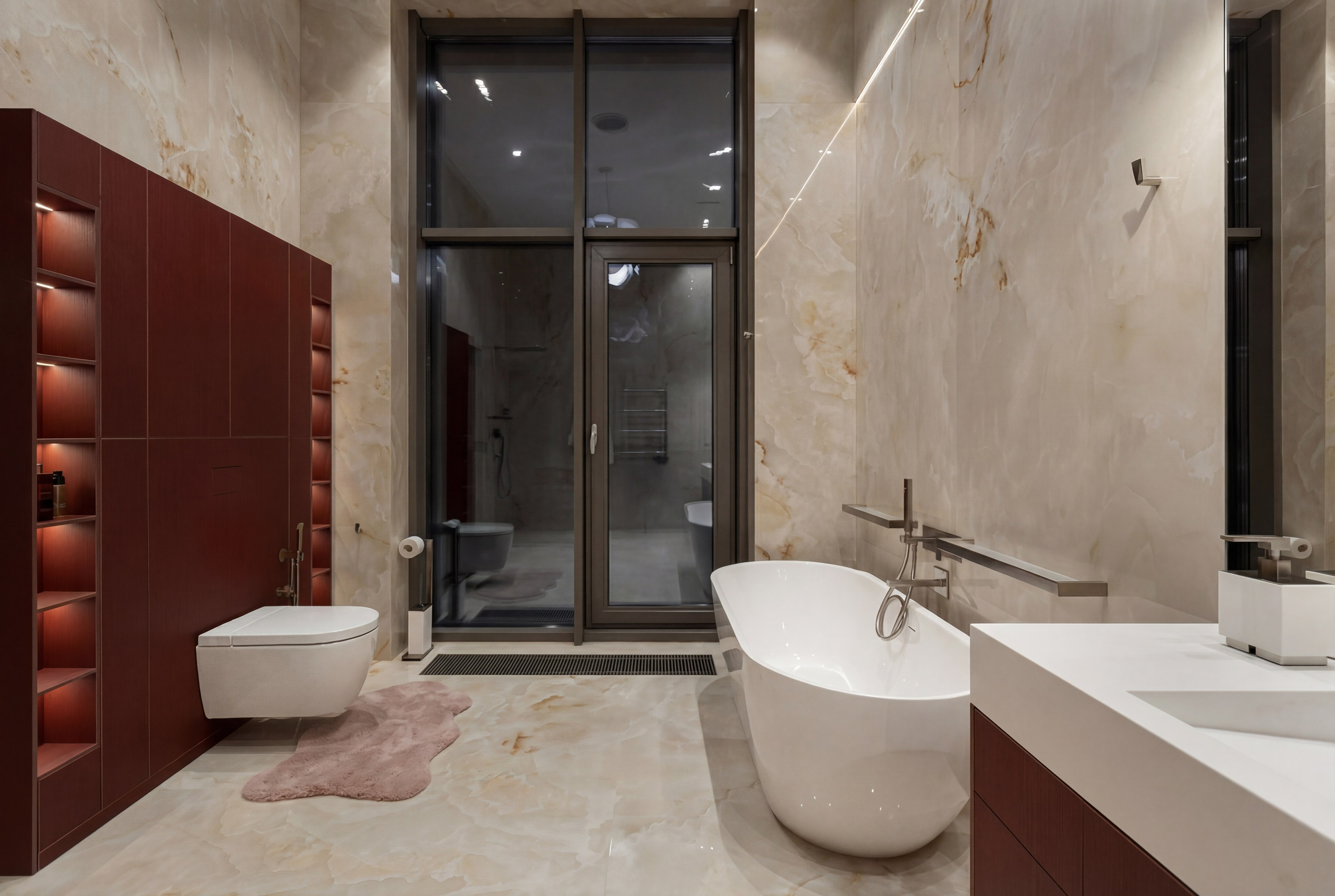 Премиальный дизайн ванной комнаты от Валерии Котович: стены из глянцевого оникса, отдельно стоящая ванна у панорамного окна с видом на озеро и встроенная мебель винного цвета в доме у воды.