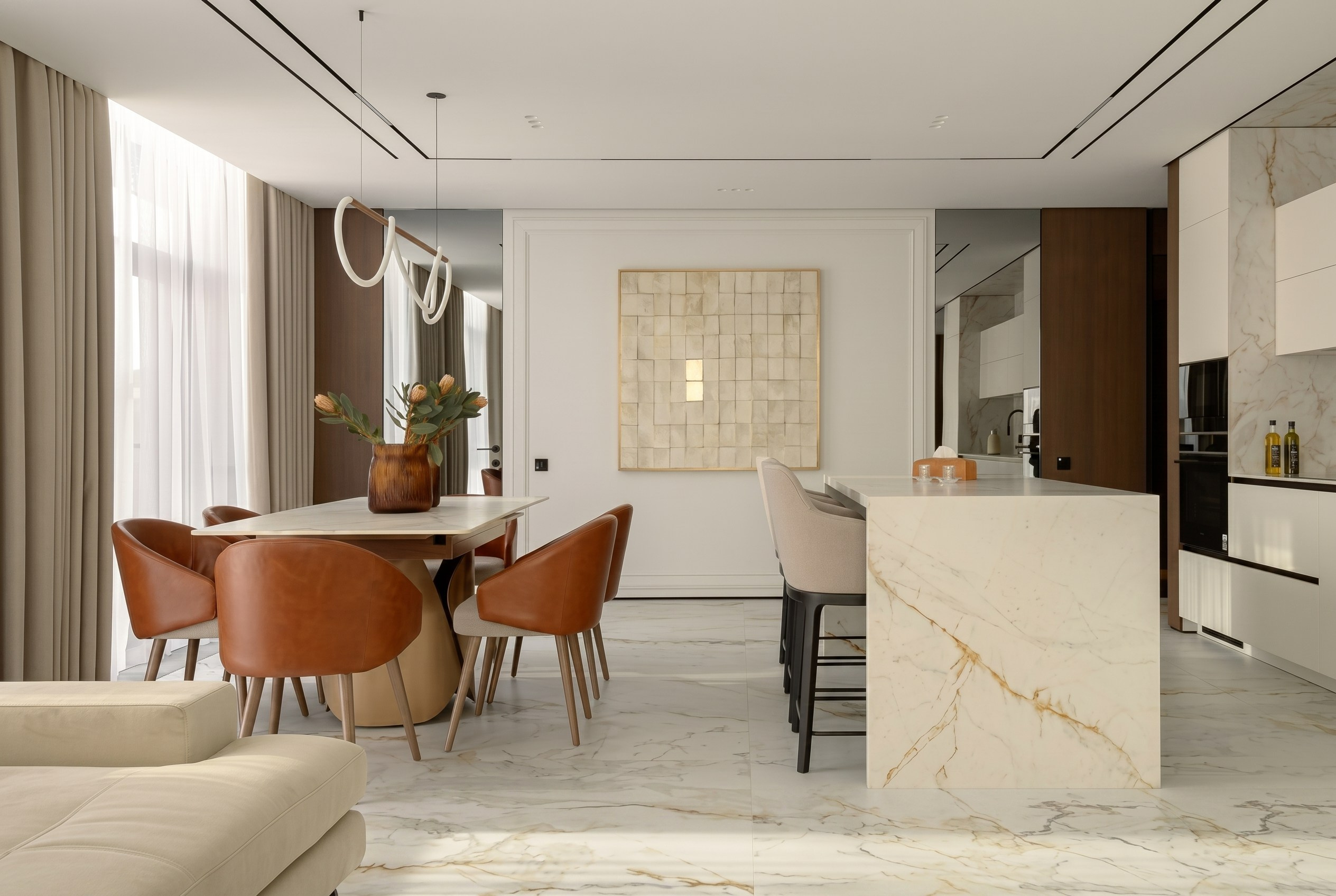 Дизайн столовой зоны в квартире 116 м² от Валерии Котович в Краснодаре: обеденный стол с терракотовыми креслами, акцентное панно на стене и дизайнерское освещение.