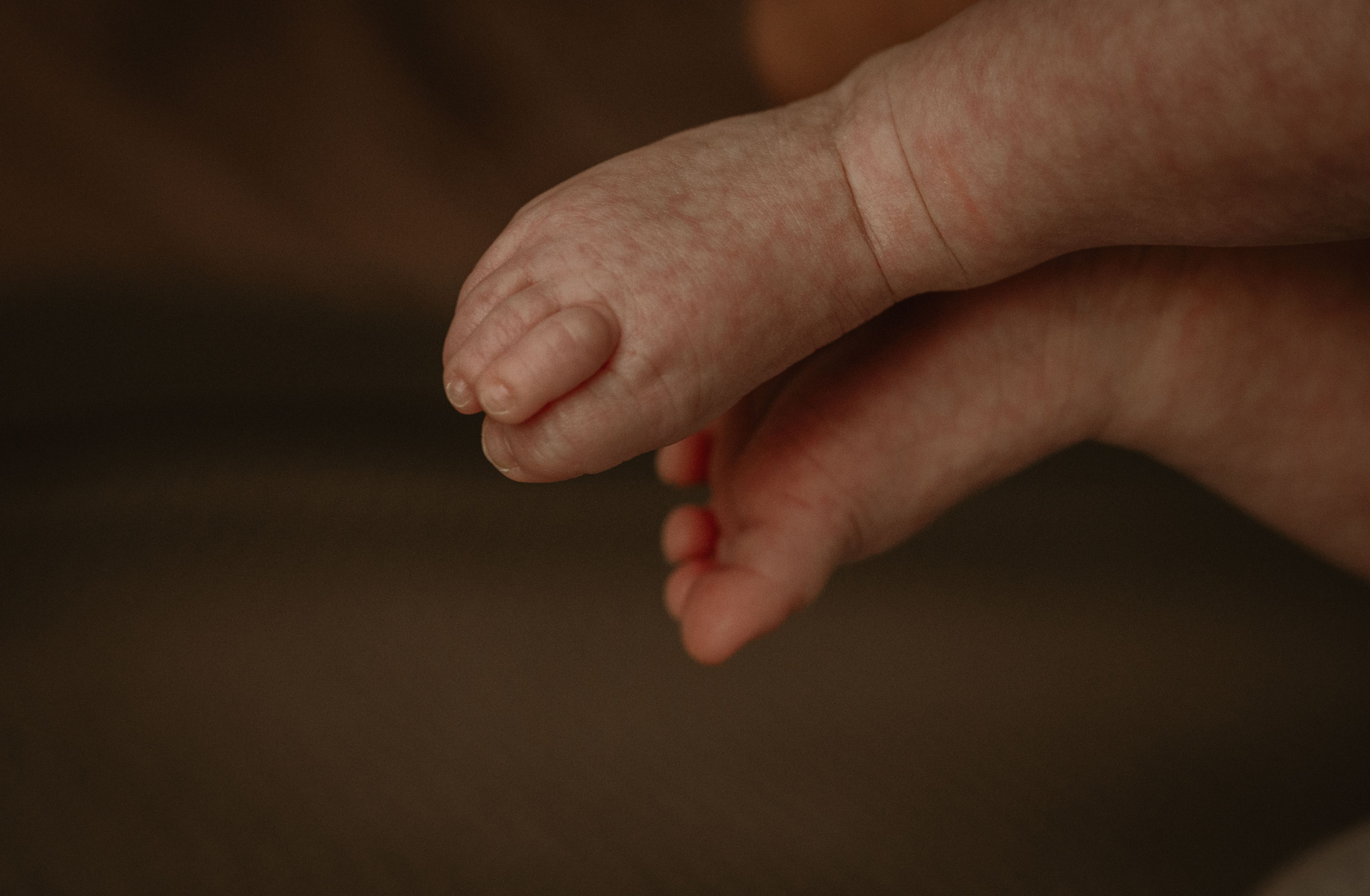 Малышка Зои с мамой и бабушками. Фотограф беременности и семьи, домашние съемки, Ньюборн