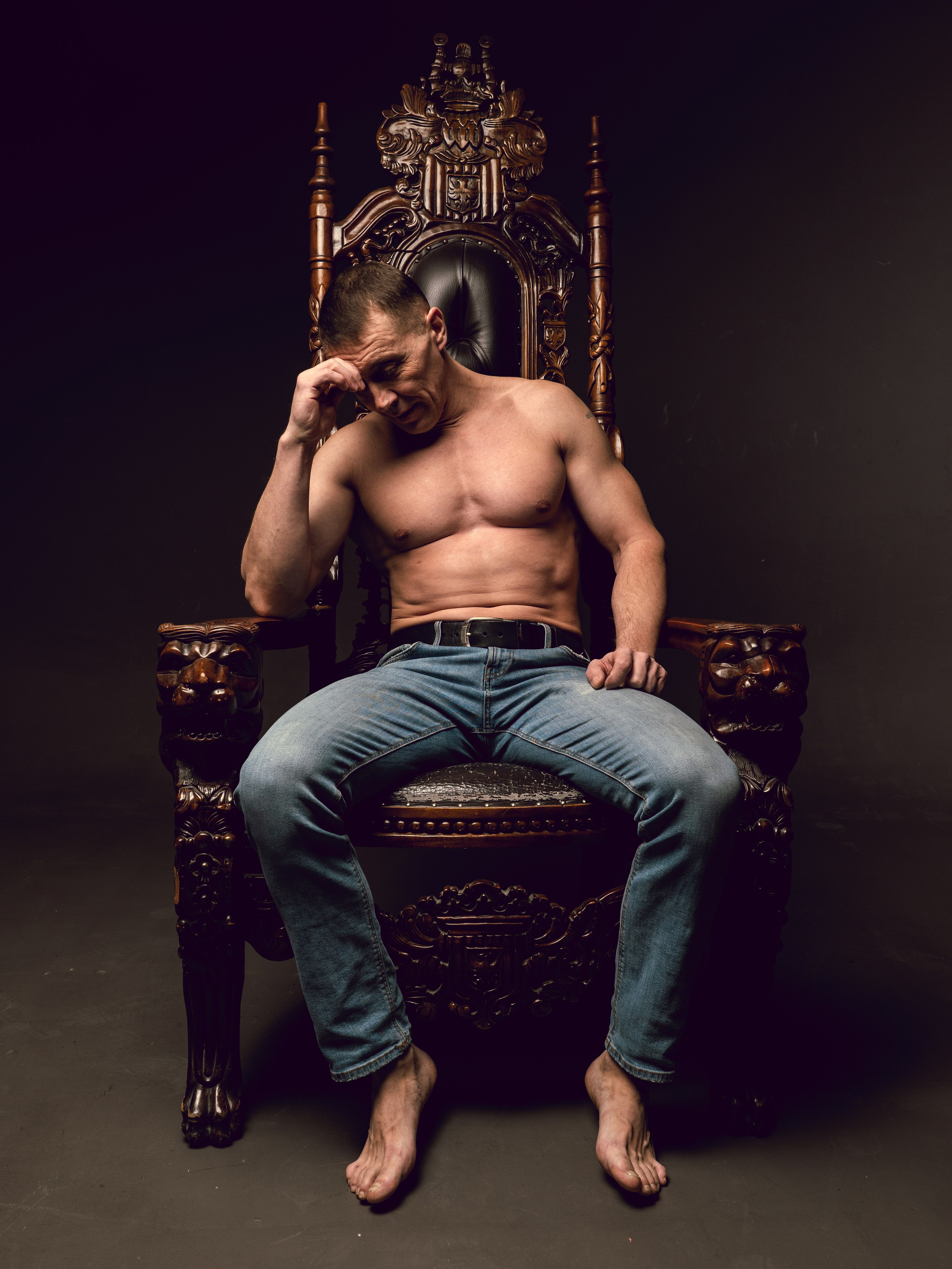 Алексей в темном зале. Фотосессия в Спб в студии, фотограф Панютина Марина