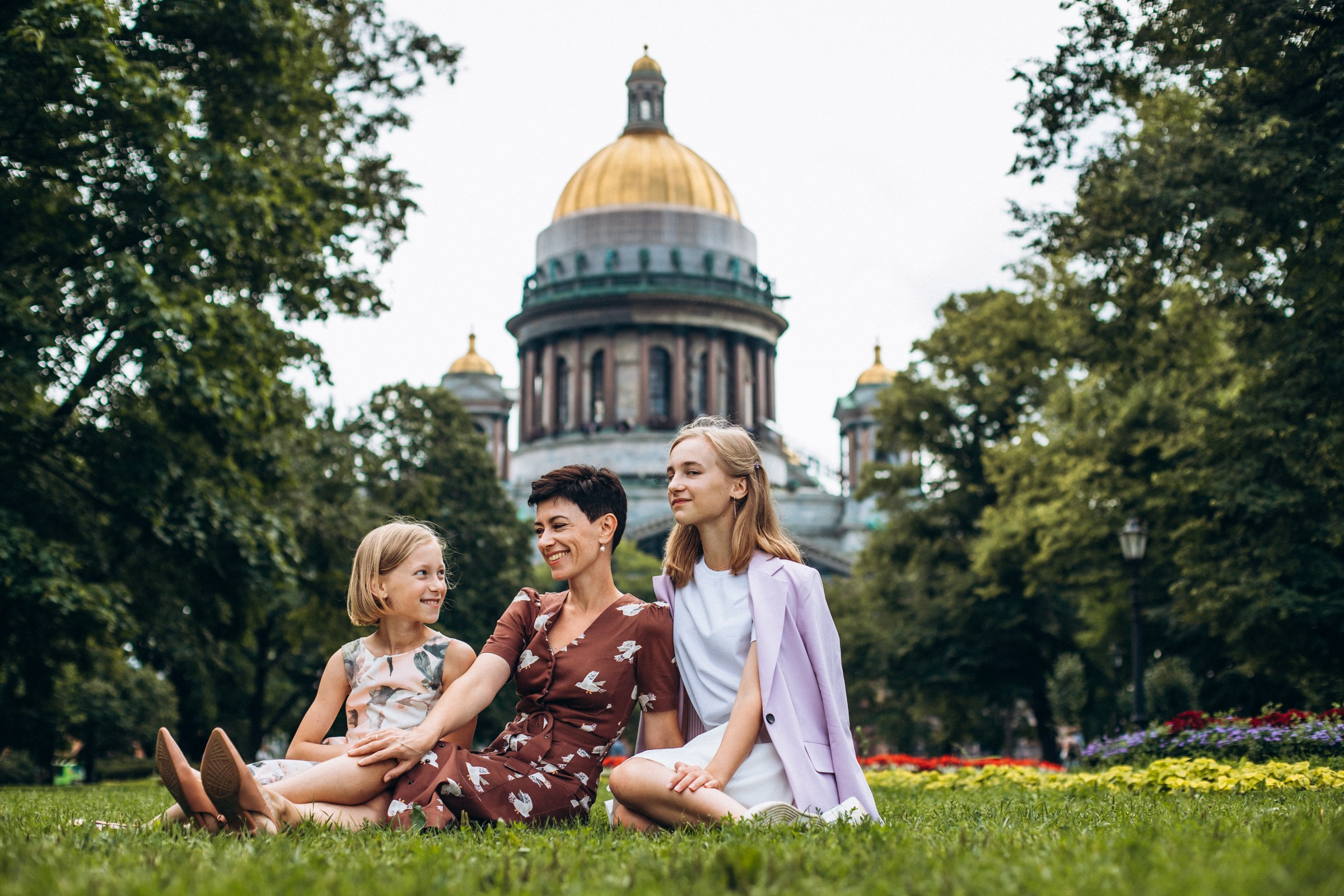 Татьяна с дочками в августе. Фотопрогулка в Петербурге. Индивидуальный и семейный фотограф в Санкт-Петербурге