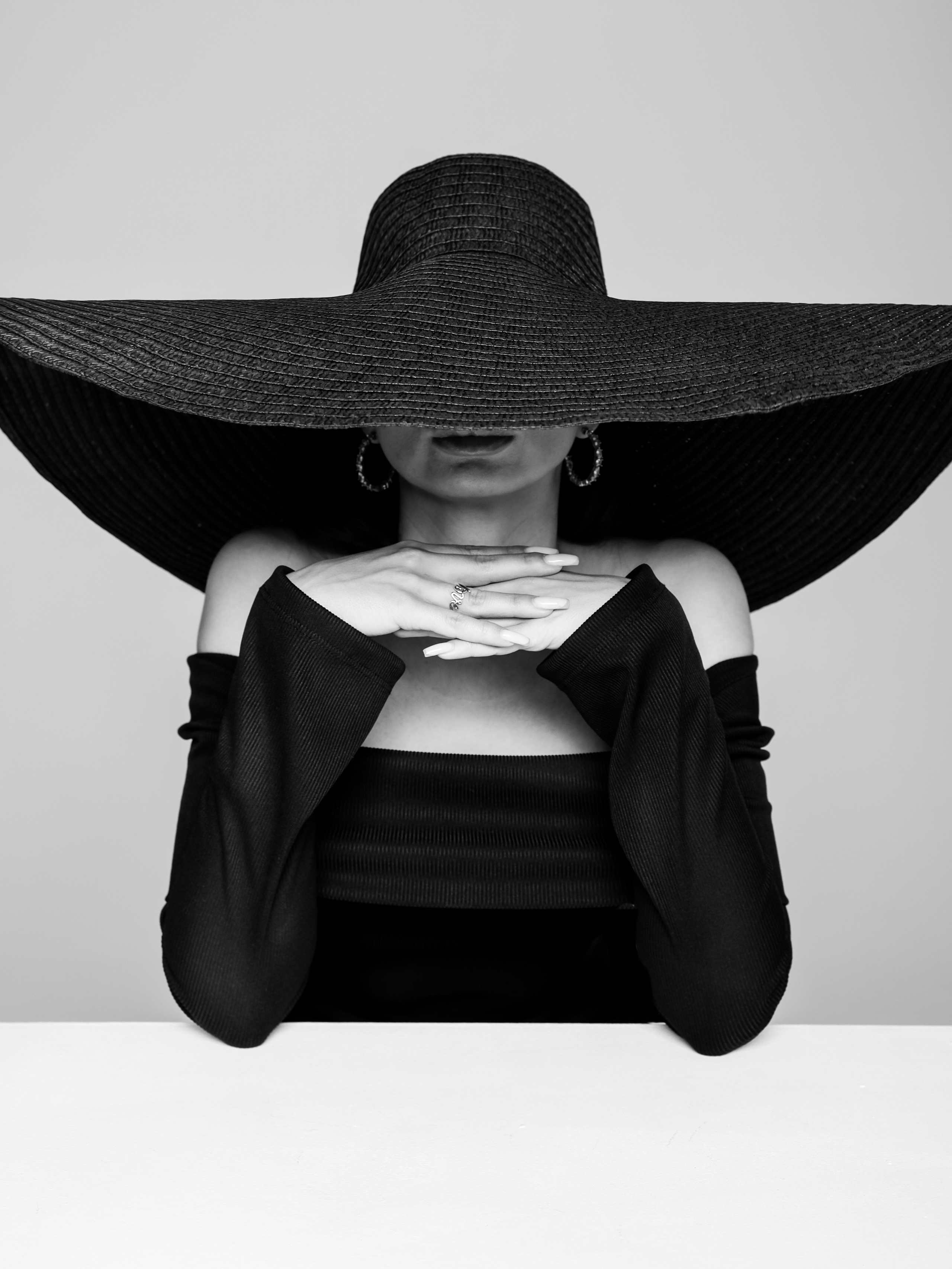 Студийная фотосессия на белой циклораме