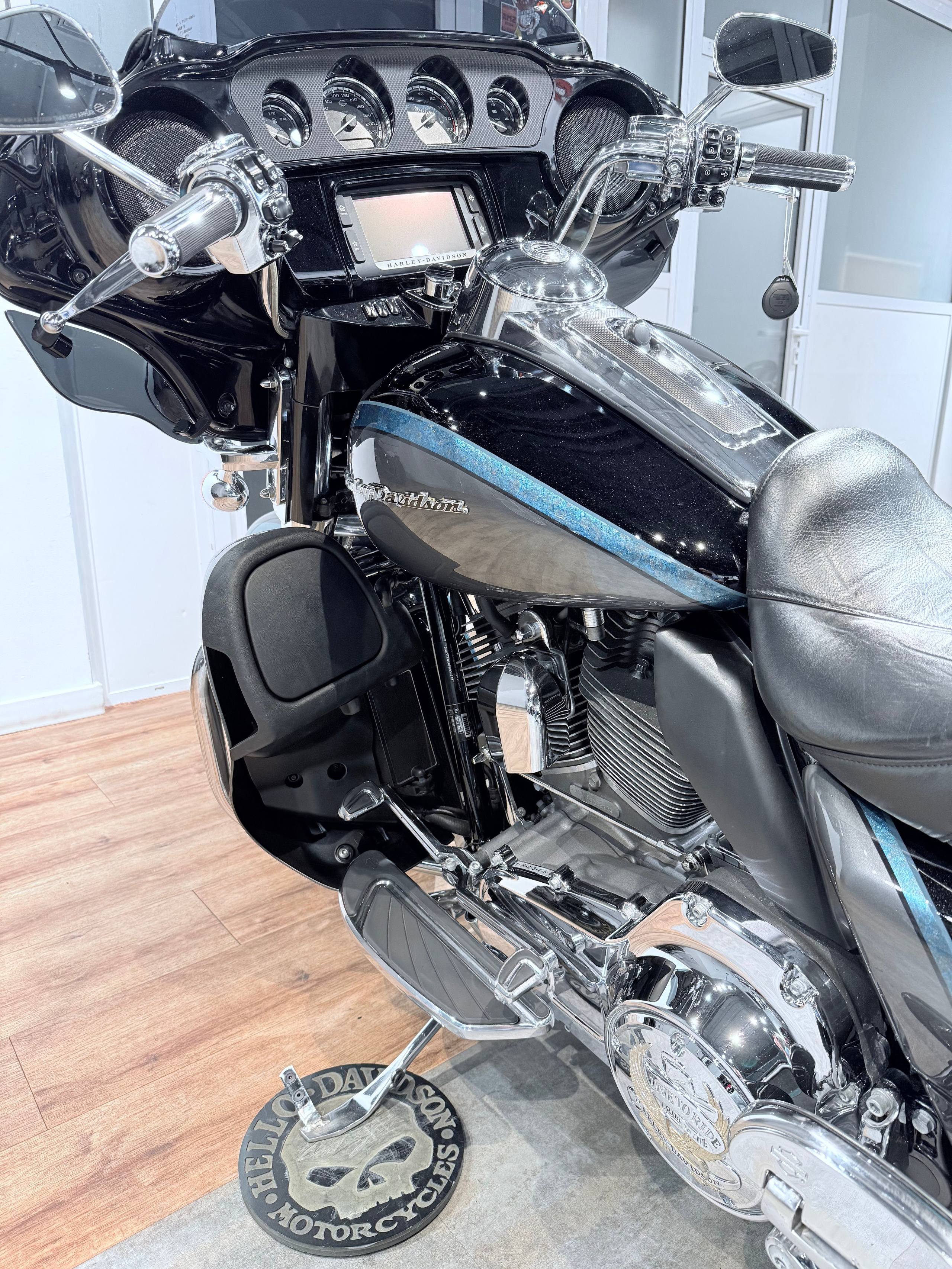 2015 CVO Limited (Carbon Charcoal). Hello Davidson, Москва. Только хорошие мотоциклы…