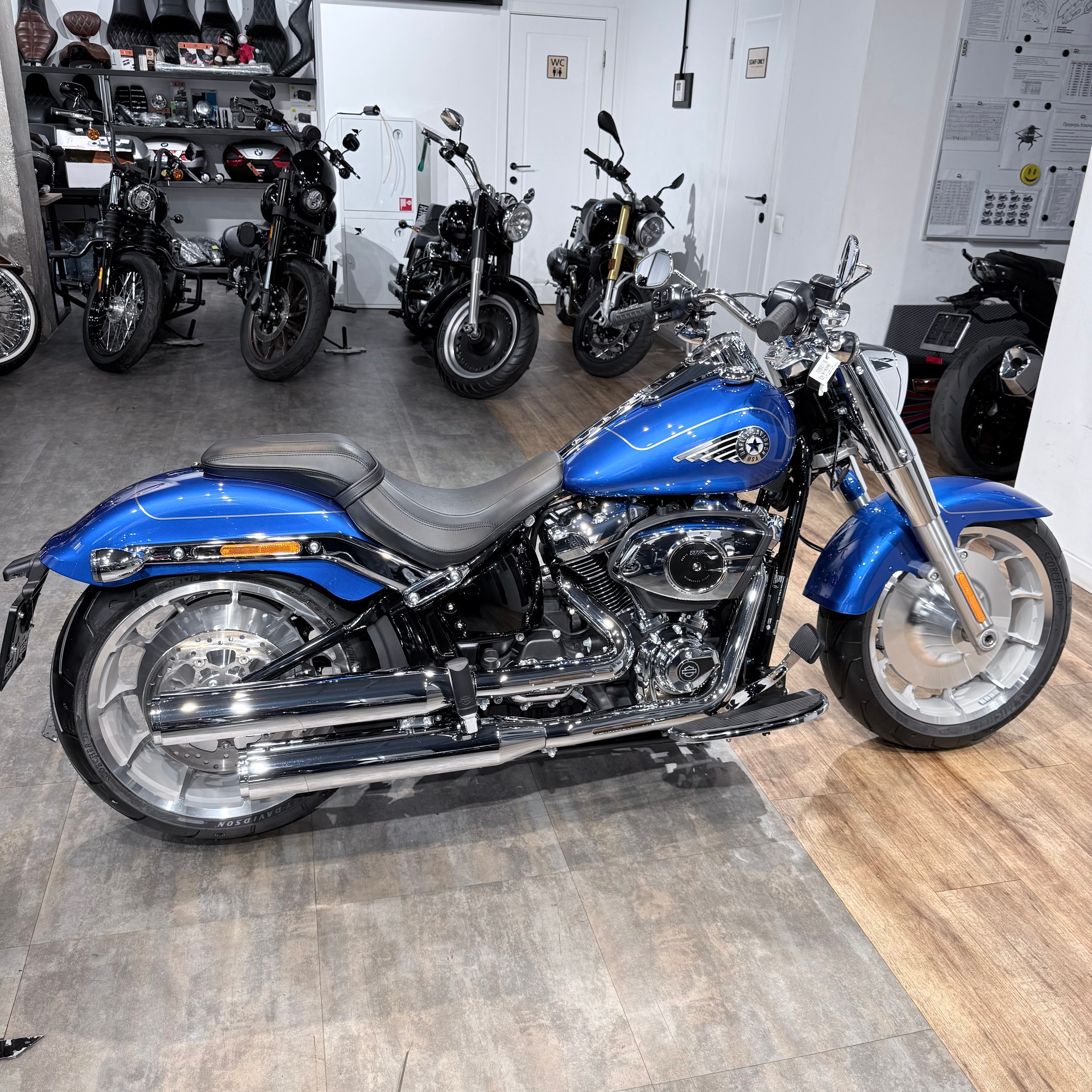NEW 2026 Fat Boy 117 Вluе Вurst. Hello Davidson, Москва. Только хорошие мотоциклы…