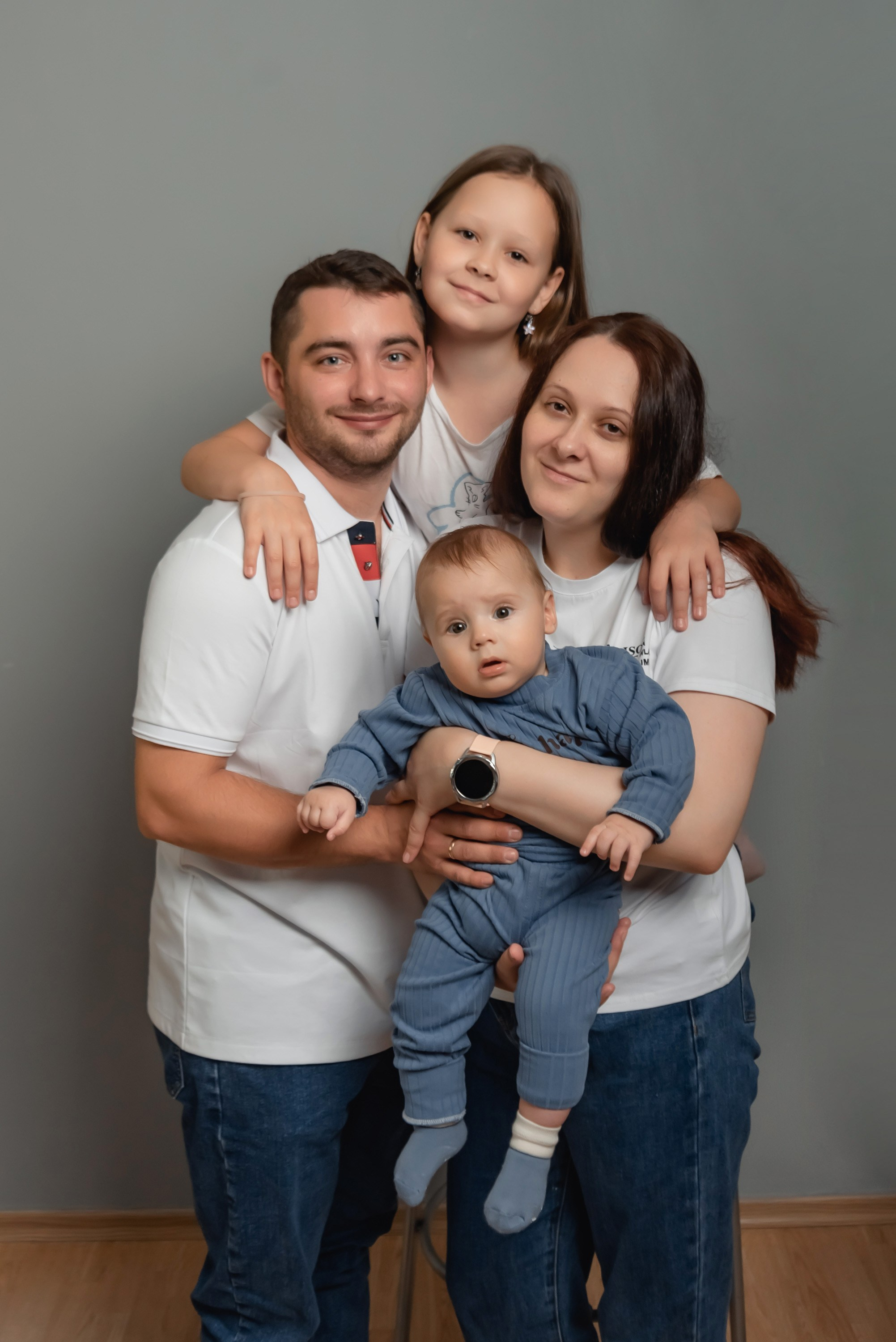 Владимир с семьей, съемка в студии. Фотограф Тула творческие фотосессии недорого Ольга Ромашина