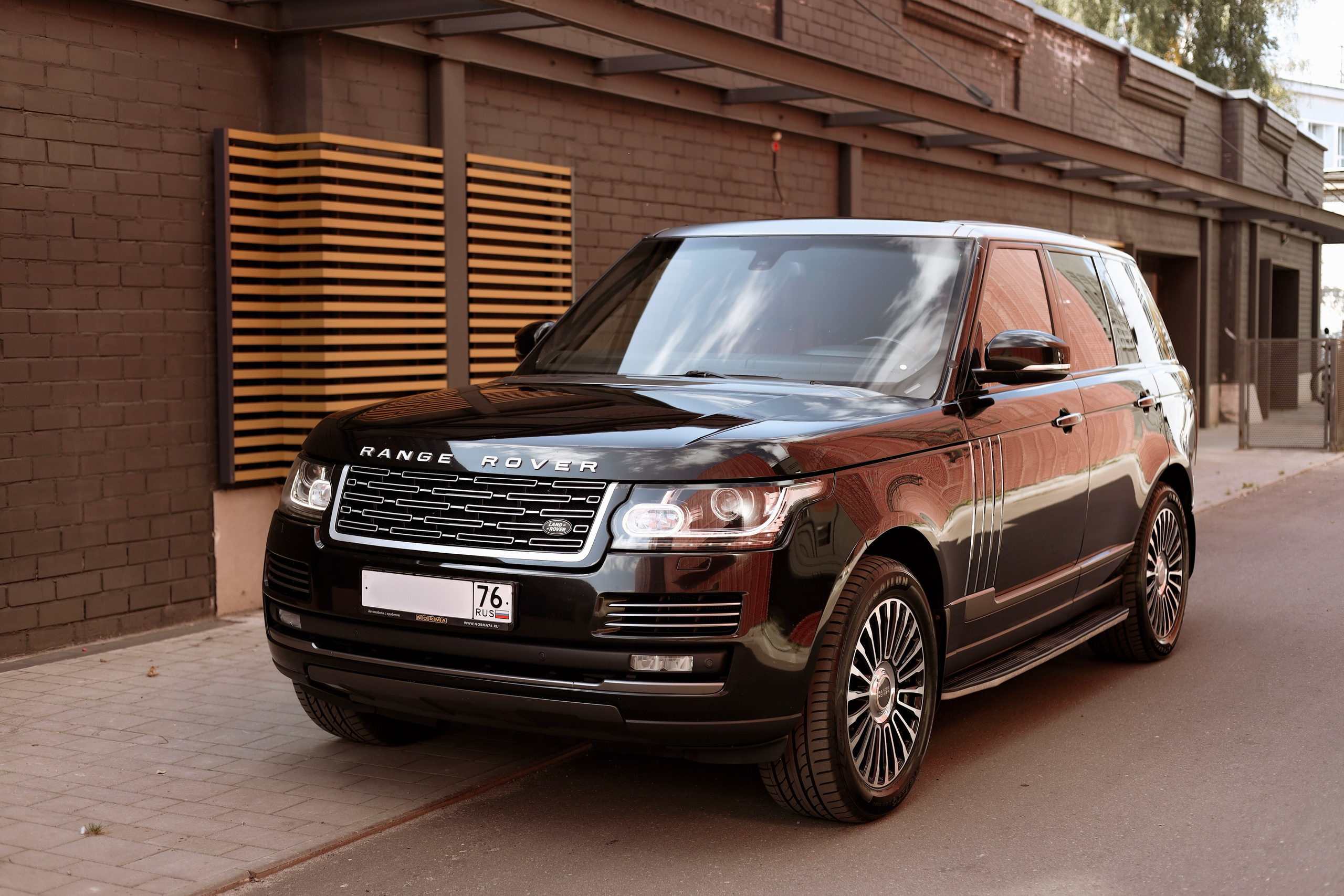 Range Rover. Photographer Tatiana Ivanova in Yaroslavl
