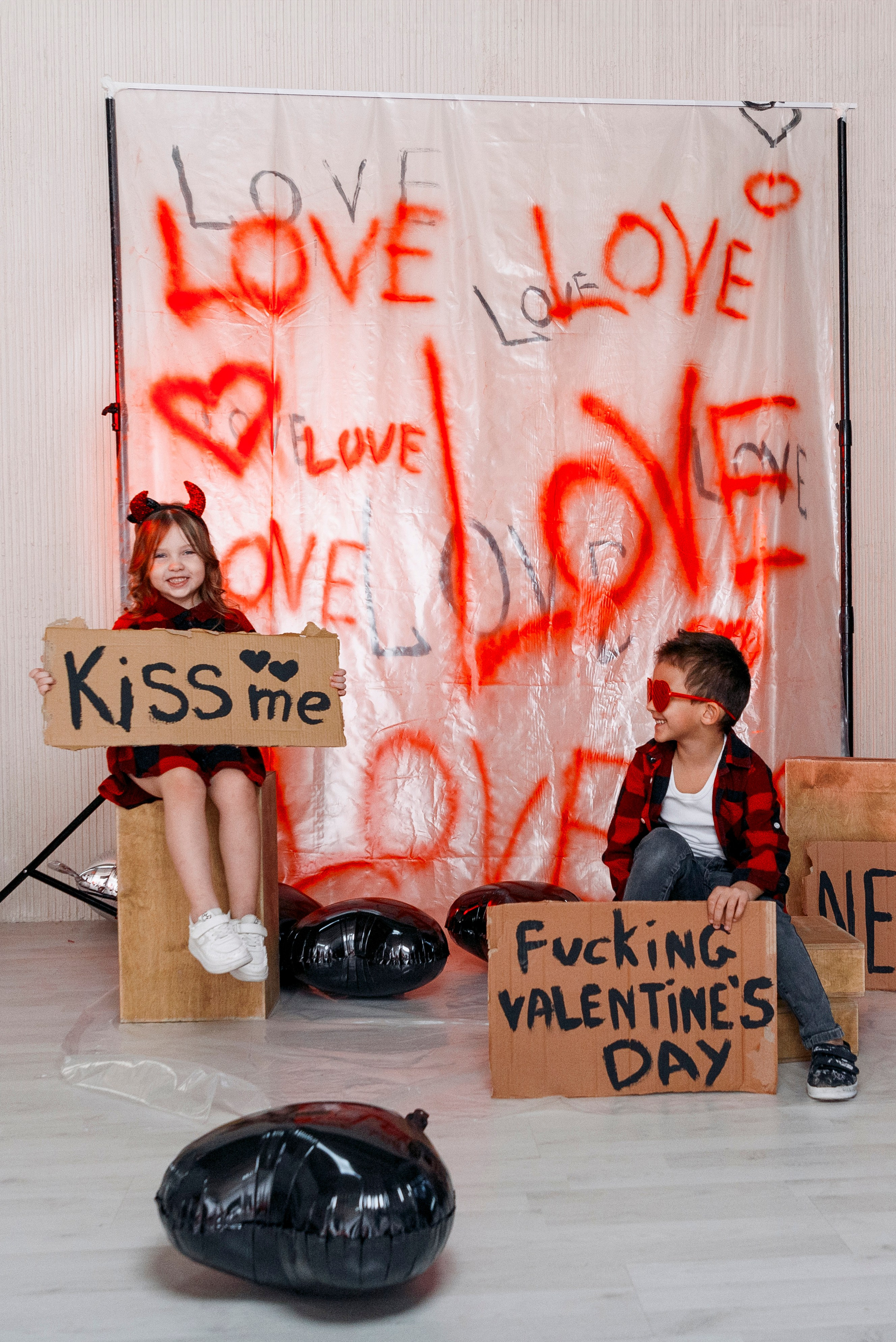 Детская фотосессия с красными сердцами в фотостудии Сочи. Детский студийный фотограф Сочи