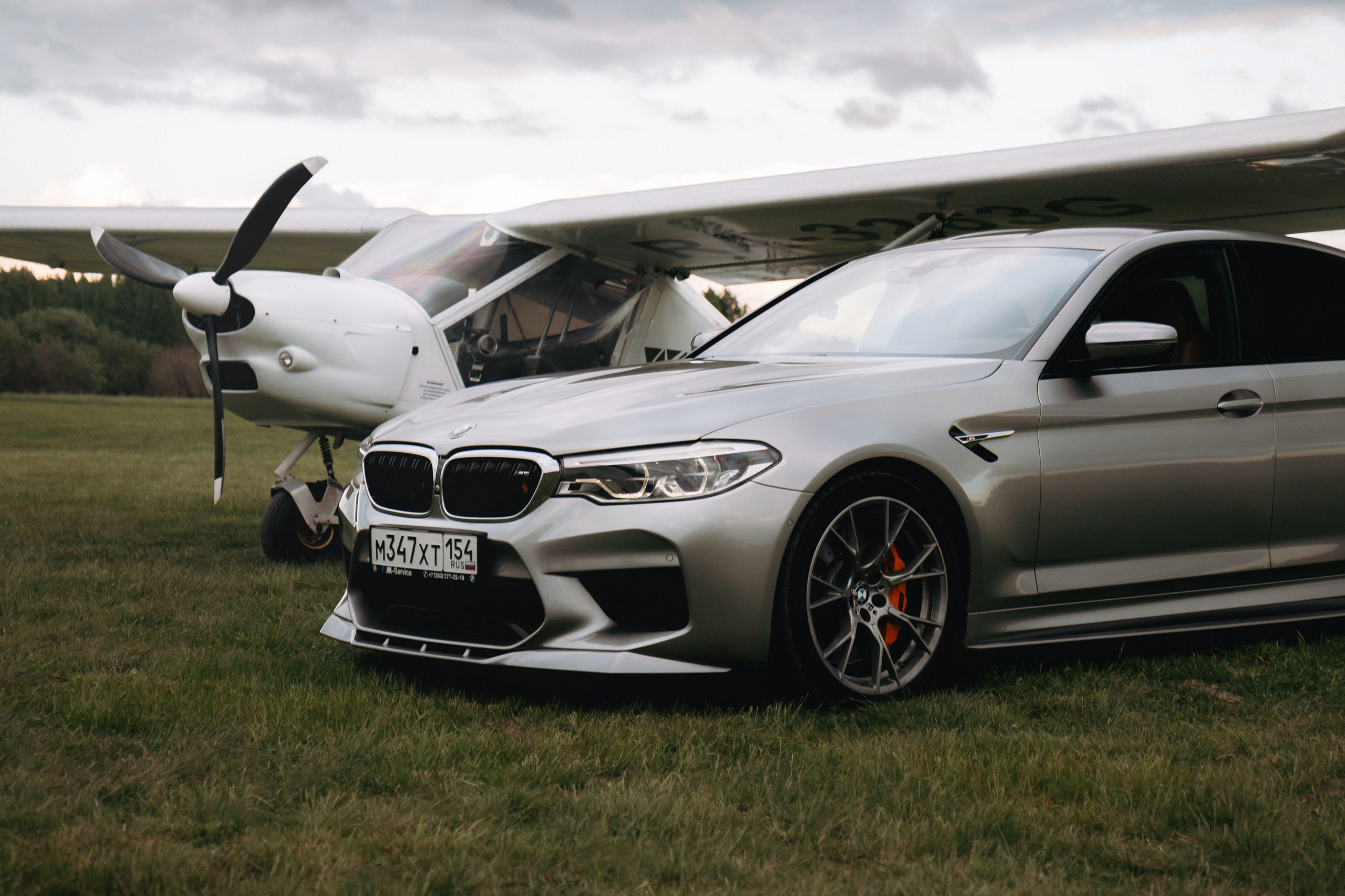 BMW M5 with plane. Автомобильный фотограф и видеограф в Новосибирске|Александра Косухина