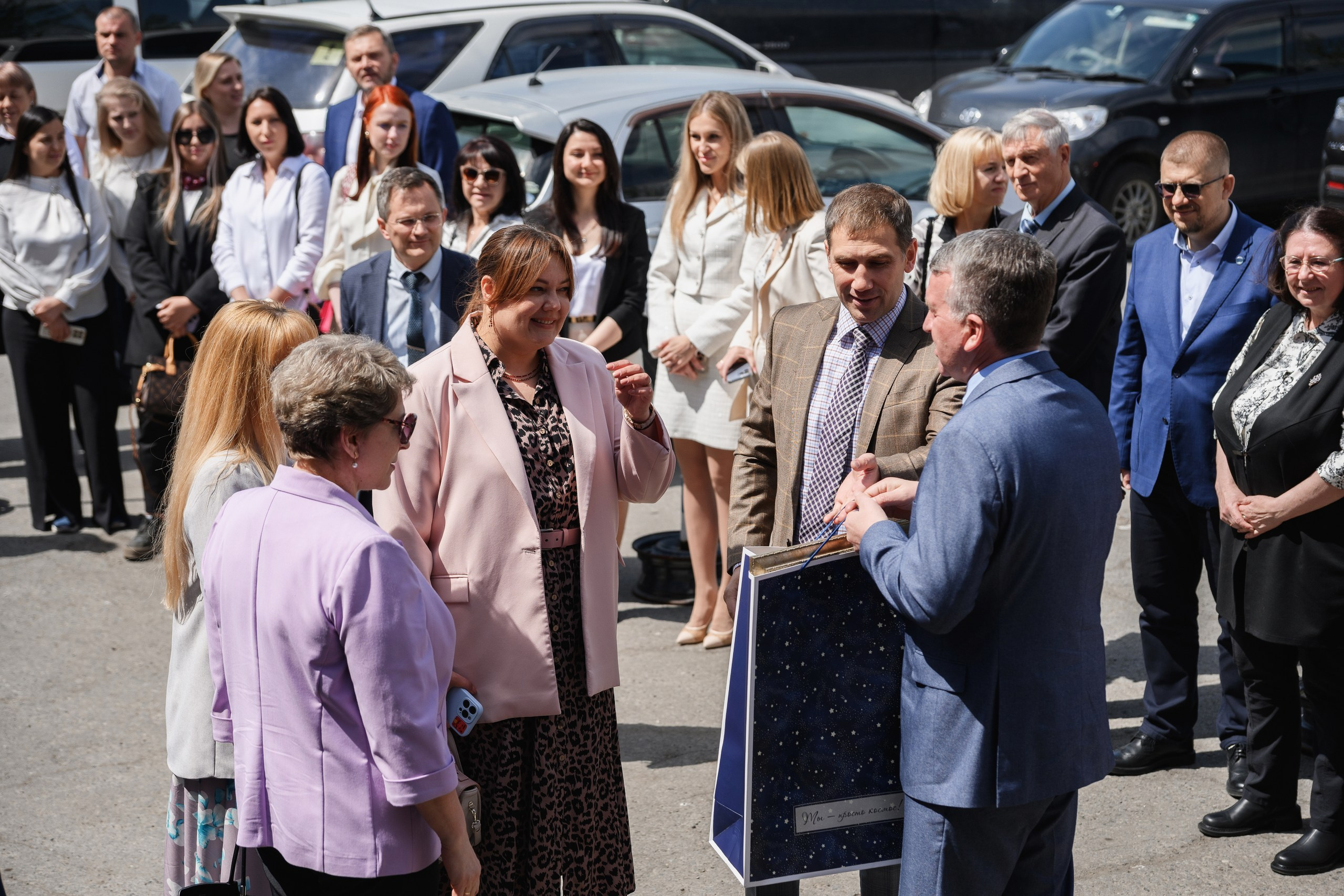 Фотосъемка открытия нового офиса банка в Петропавловске-Камчатском, Торжественная церемония открытия банковского филиала в Петропавловске-Камчатском, Официальные моменты с участием руководства банка в Петропавловске-Камчатском, Деловые и праздничные кадры важного события, Стоимость профессиональной съемки корпоративных мероприятий в Петропавловске-Камчатском.