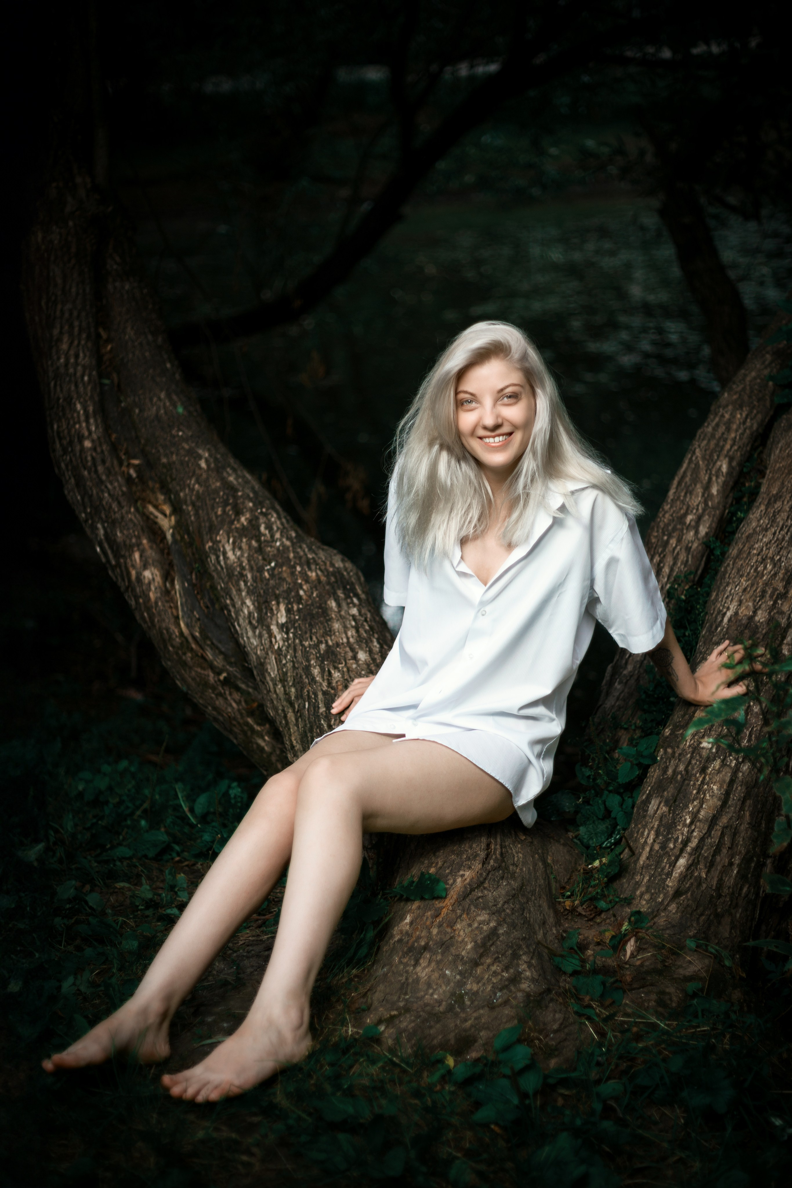 Откройте для себя магию "Белоснежной гармонии" в этом фотоальбоме, где девушка с белоснежными волосами предстаёт в утончённых образах на природе. Наслаждайтесь кадрами, где она лежит на дереве у озера и на траве, с элегантной рубашкой, добавляющей загадочности и эстетики. Девушка, молодая девушка, Блондинка, Фотосеесия, Подросток, Крашенные волосы, Озеро, Рубашка, Позировка, Потрет, Полуголая, Полуголая девушка, Девушка в белье, Дерево, Озеро, Красотка, Ноги, Трава, Ню,
