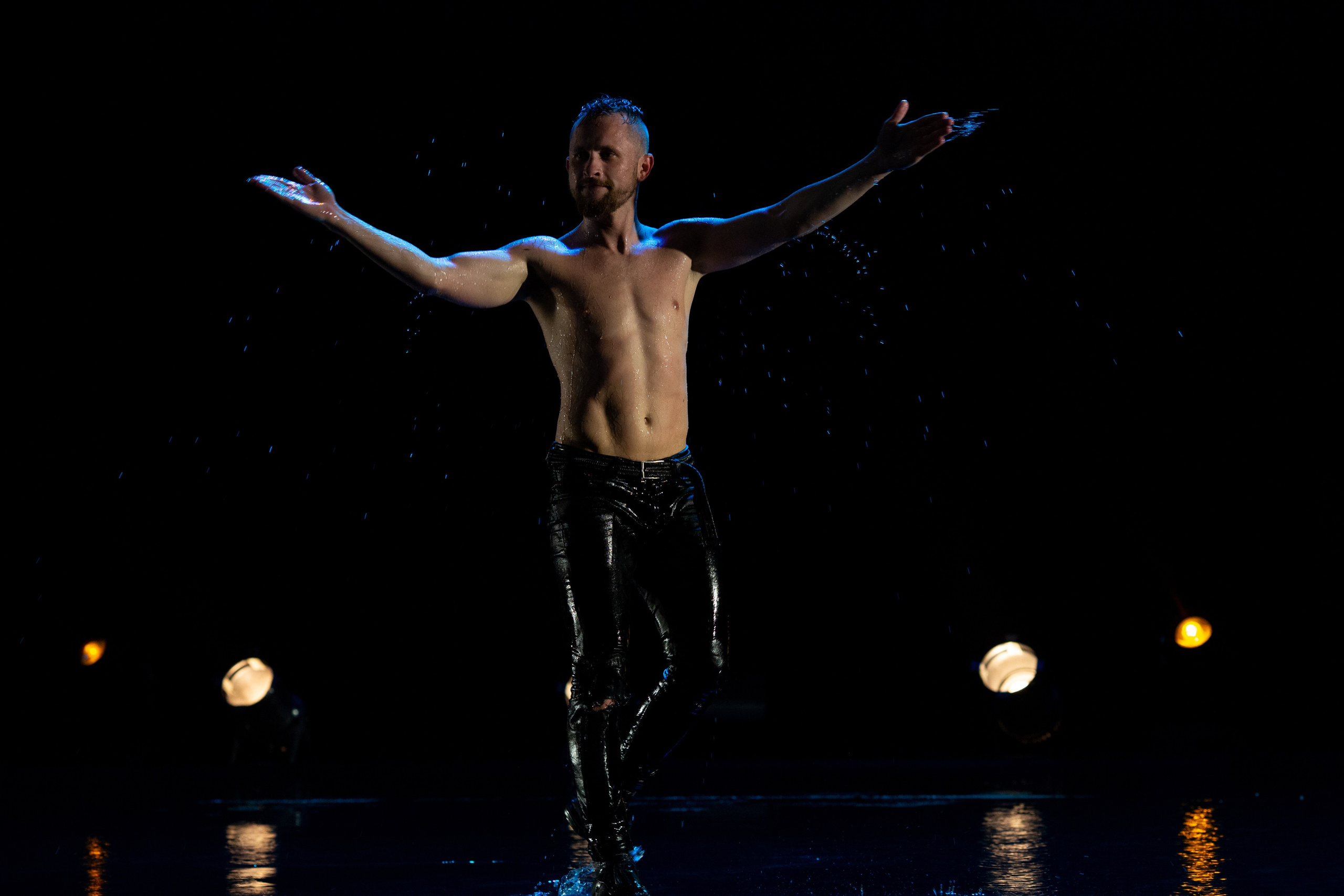 Искушение. Танец под дождём. Фотограф Антонина Свешникова. ВЫПУСКНЫЕ ФОТОКНИГИ для детских садов и школ. Москва, Владимир