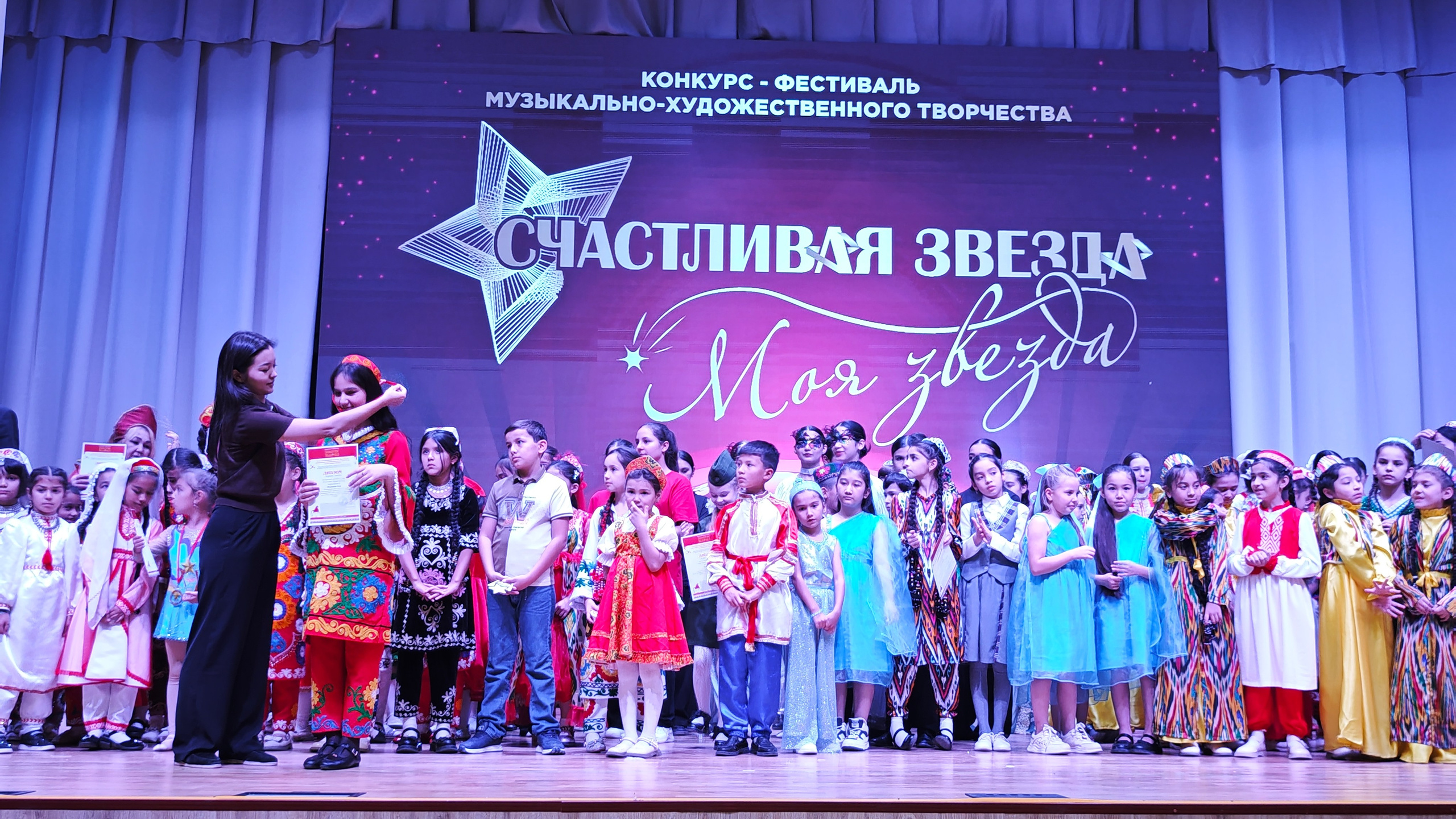 1 ноября 2025 г, г. Бохтар, Таджикистан. Золотое яблочко