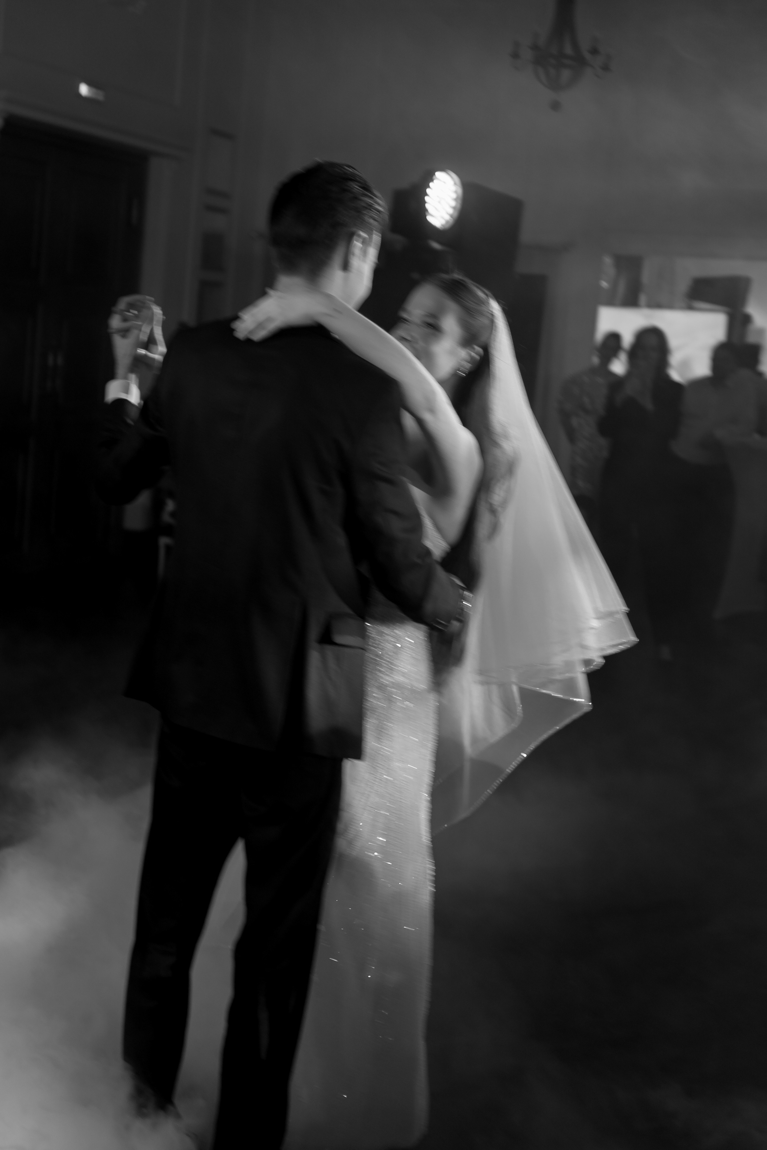 ПЕРВЫЙ ТАНЕЦ МОЛОДЫХ НА БАНКЕТЕ. ТРОГАТЕЛЬНЫЙ МОМЕНТ (СНЯТО В СИБИРЕ В НИЖНЕВАРТОВСКЕ). Профессиональный фотограф, Санкт-Петербург — Виктория Богомолова